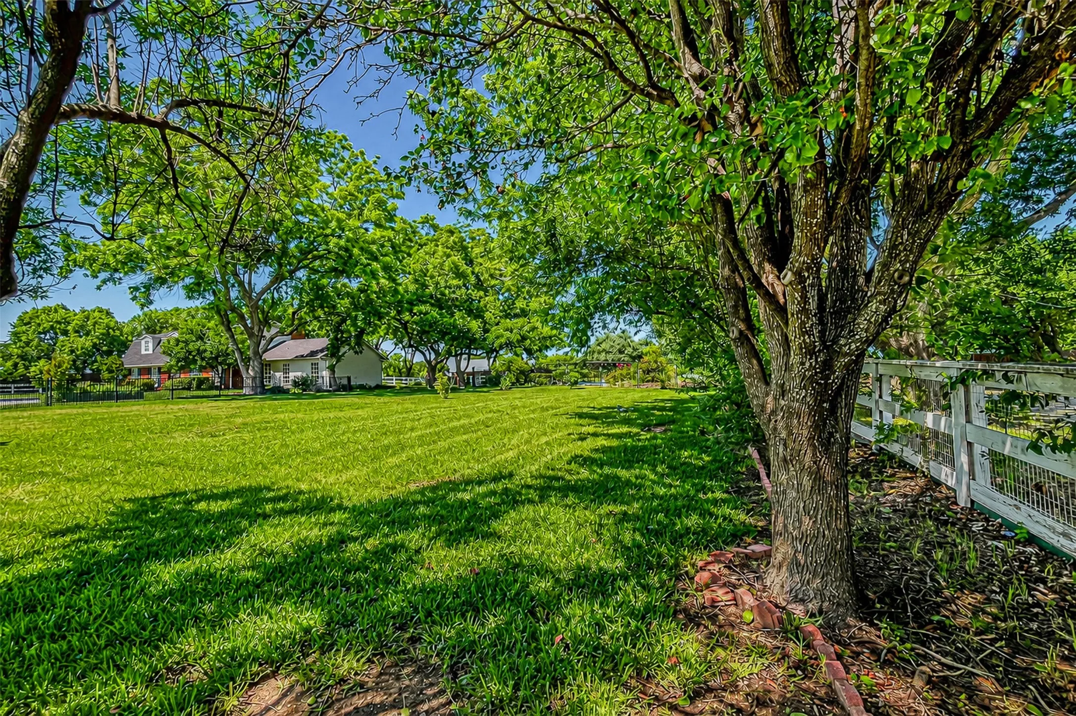 Single Family Residence For Sale in Dallas County , 9310 Merritt Road, Rowlett, Texas 75089, 3 Bedroom, 4 Bathroom, Garage spaces, 3,504 Sqft, built in 1963, Preowned, mls#21127329, Real Estate Agent in Rowlett, Homes For Sale in Dallas county, Homes For Sale in Rowlett, Realtor in Rowlett Texas, Real Estate Brokerage Independent Realty Texas, Luminita Cordes Realtor