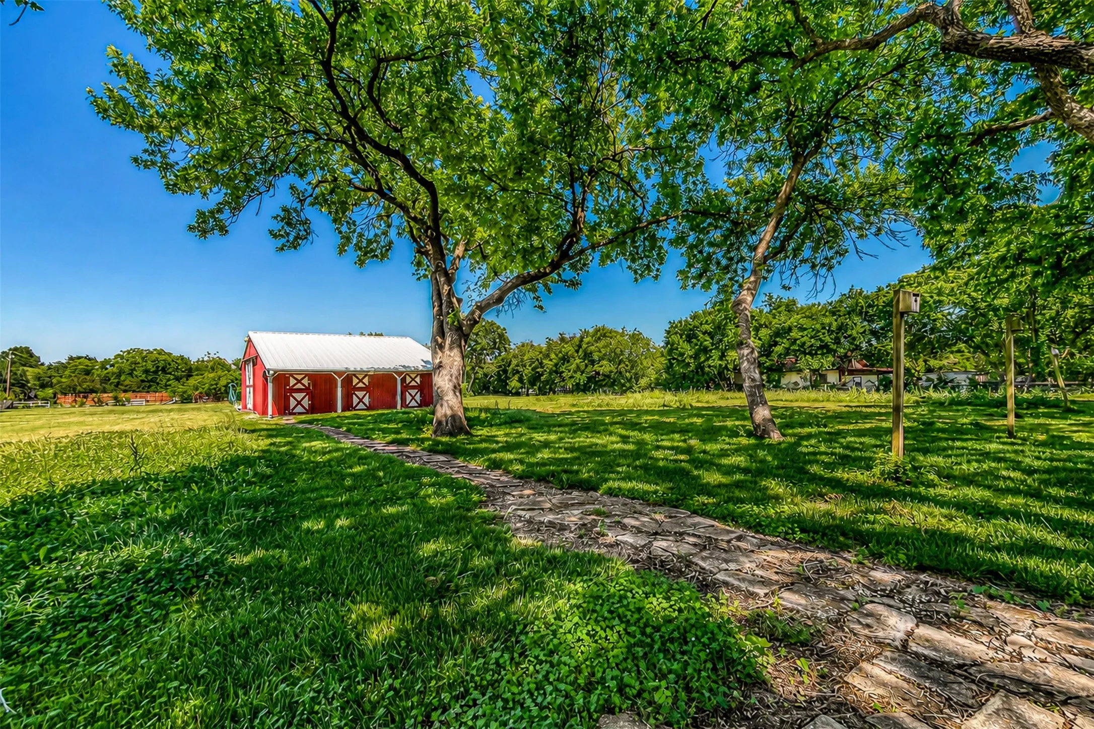 Single Family Residence For Sale in Dallas County , 9310 Merritt Road, Rowlett, Texas 75089, 3 Bedroom, 4 Bathroom, Garage spaces, 3,504 Sqft, built in 1963, Preowned, mls#21127329, Real Estate Agent in Rowlett, Homes For Sale in Dallas county, Homes For Sale in Rowlett, Realtor in Rowlett Texas, Real Estate Brokerage Independent Realty Texas, Luminita Cordes Realtor