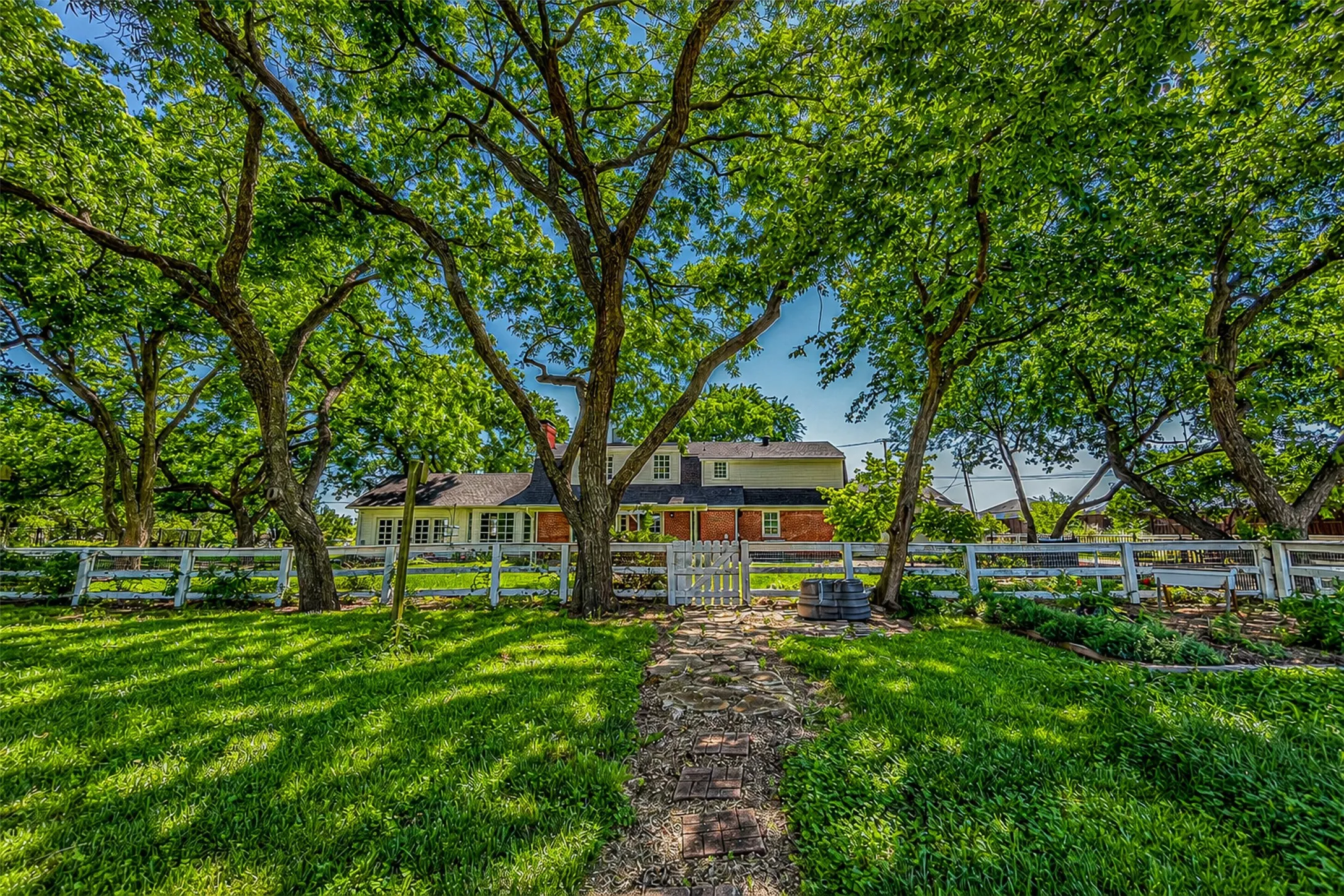 Single Family Residence For Sale in Dallas County , 9310 Merritt Road, Rowlett, Texas 75089, 3 Bedroom, 4 Bathroom, Garage spaces, 3,504 Sqft, built in 1963, Preowned, mls#21127329, Real Estate Agent in Rowlett, Homes For Sale in Dallas county, Homes For Sale in Rowlett, Realtor in Rowlett Texas, Real Estate Brokerage Independent Realty Texas, Luminita Cordes Realtor