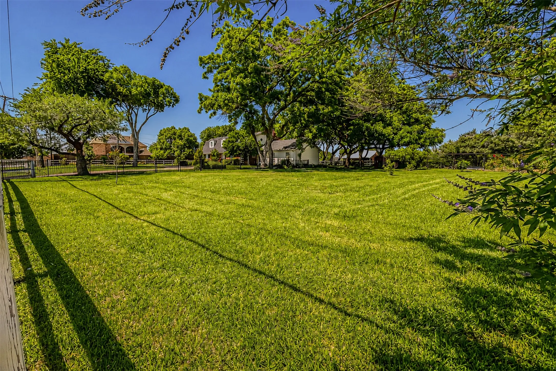 Single Family Residence For Sale in Dallas County , 9310 Merritt Road, Rowlett, Texas 75089, 3 Bedroom, 4 Bathroom, Garage spaces, 3,504 Sqft, built in 1963, Preowned, mls#21127329, Real Estate Agent in Rowlett, Homes For Sale in Dallas county, Homes For Sale in Rowlett, Realtor in Rowlett Texas, Real Estate Brokerage Independent Realty Texas, Luminita Cordes Realtor