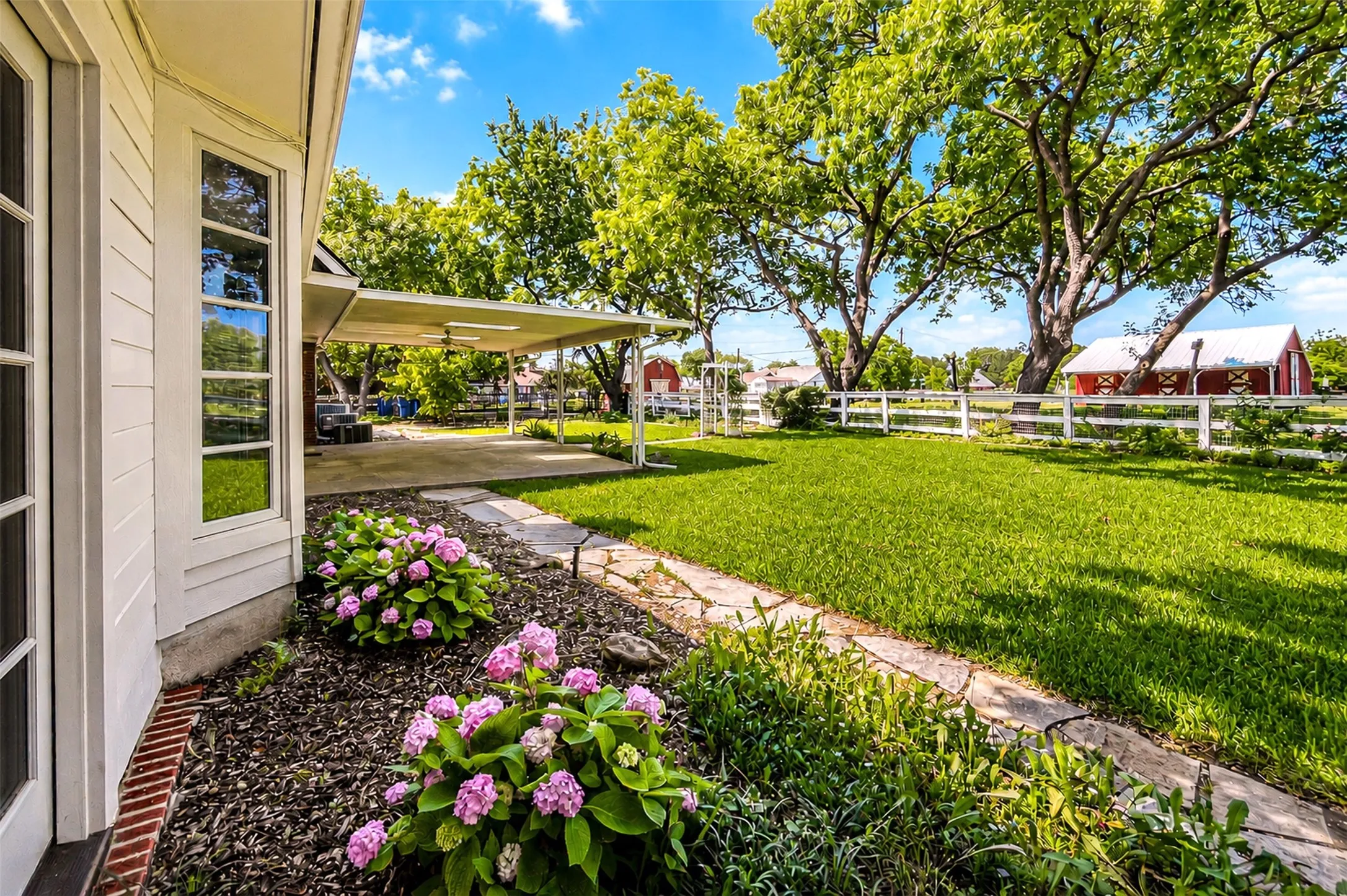 Single Family Residence For Sale in Dallas County , 9310 Merritt Road, Rowlett, Texas 75089, 3 Bedroom, 4 Bathroom, Garage spaces, 3,504 Sqft, built in 1963, Preowned, mls#21127329, Real Estate Agent in Rowlett, Homes For Sale in Dallas county, Homes For Sale in Rowlett, Realtor in Rowlett Texas, Real Estate Brokerage Independent Realty Texas, Luminita Cordes Realtor