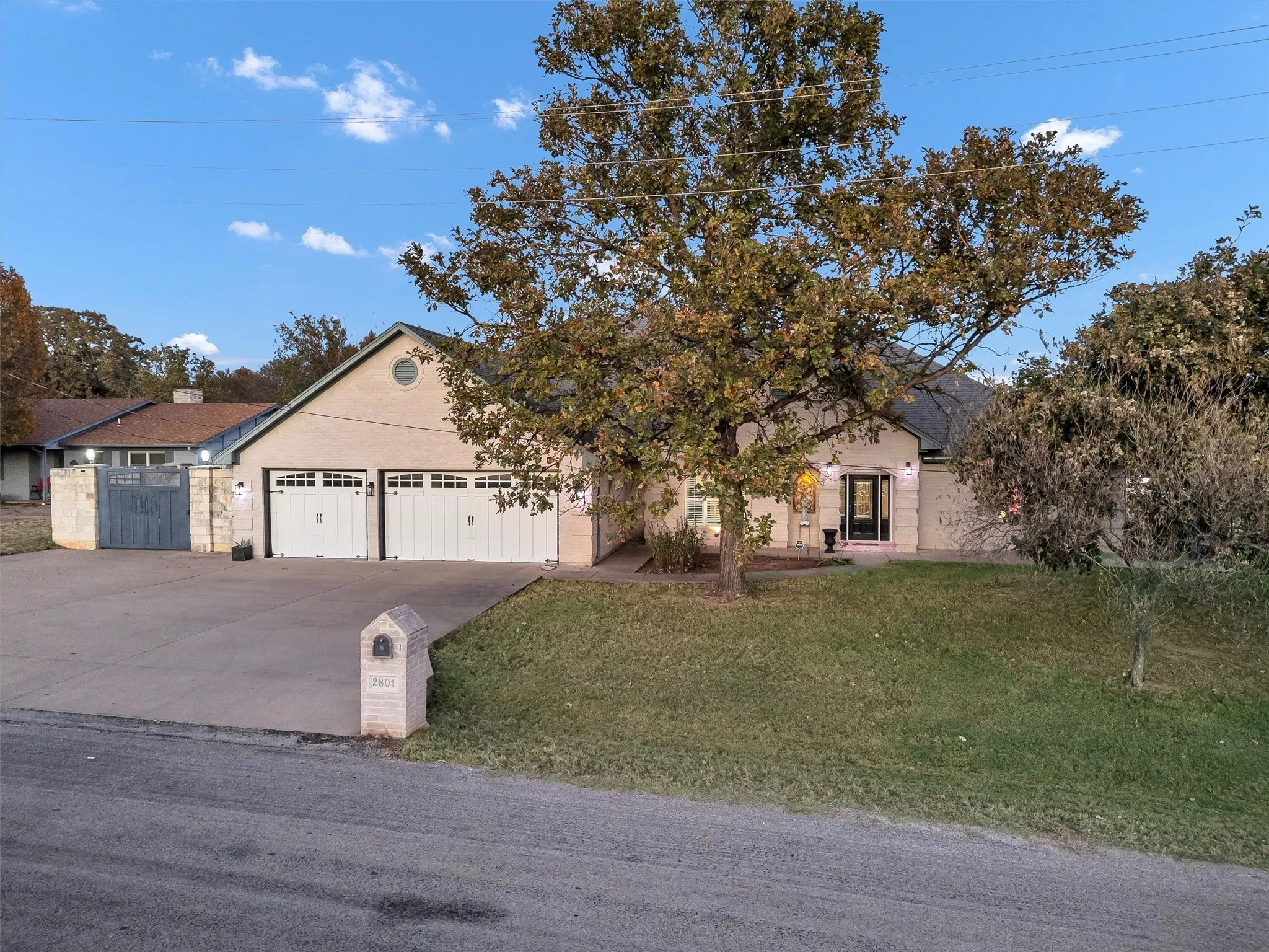 Single Family Residence For Sale in Hood County , 2801 Weylene Paseo, Granbury, Texas 76049, 3 Bedroom, 4 Bathroom, 3 Garage spaces, 2,609 Sqft, built in 2006, Preowned, mls#21129412, Real Estate Agent in Granbury, Homes For Sale in Hood county, Homes For Sale in Granbury, Realtor in Granbury Texas, Real Estate Brokerage Independent Realty Texas, Luminita Cordes Realtor