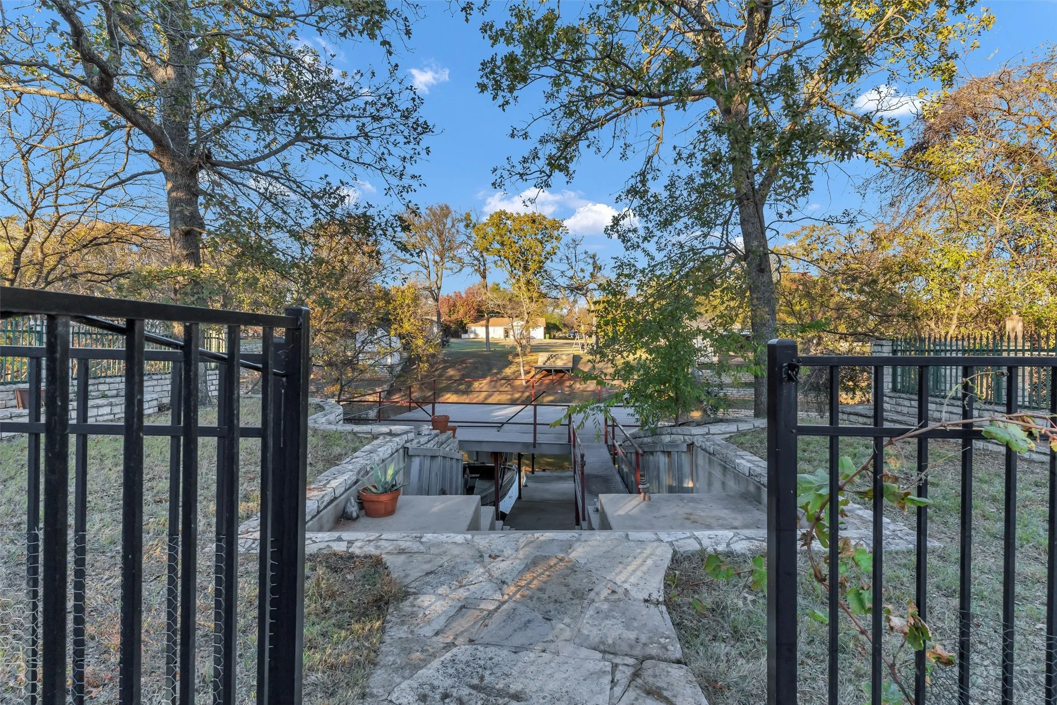 Single Family Residence For Sale in Hood County , 2801 Weylene Paseo, Granbury, Texas 76049, 3 Bedroom, 4 Bathroom, 3 Garage spaces, 2,609 Sqft, built in 2006, Preowned, mls#21129412, Real Estate Agent in Granbury, Homes For Sale in Hood county, Homes For Sale in Granbury, Realtor in Granbury Texas, Real Estate Brokerage Independent Realty Texas, Luminita Cordes Realtor