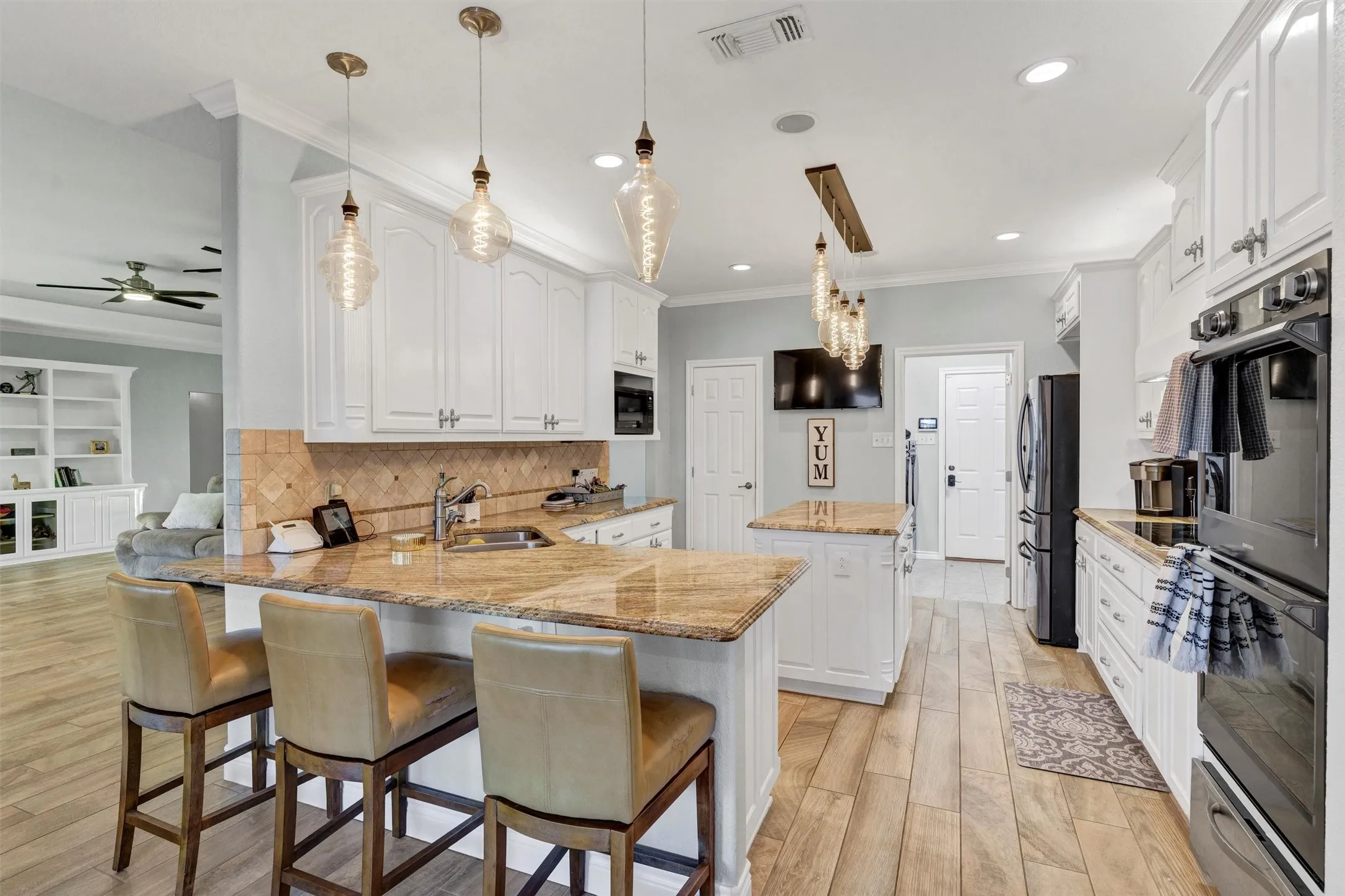 Single Family Residence For Sale in Hood County , 2801 Weylene Paseo, Granbury, Texas 76049, 3 Bedroom, 4 Bathroom, 3 Garage spaces, 2,609 Sqft, built in 2006, Preowned, mls#21129412, Real Estate Agent in Granbury, Homes For Sale in Hood county, Homes For Sale in Granbury, Realtor in Granbury Texas, Real Estate Brokerage Independent Realty Texas, Luminita Cordes Realtor