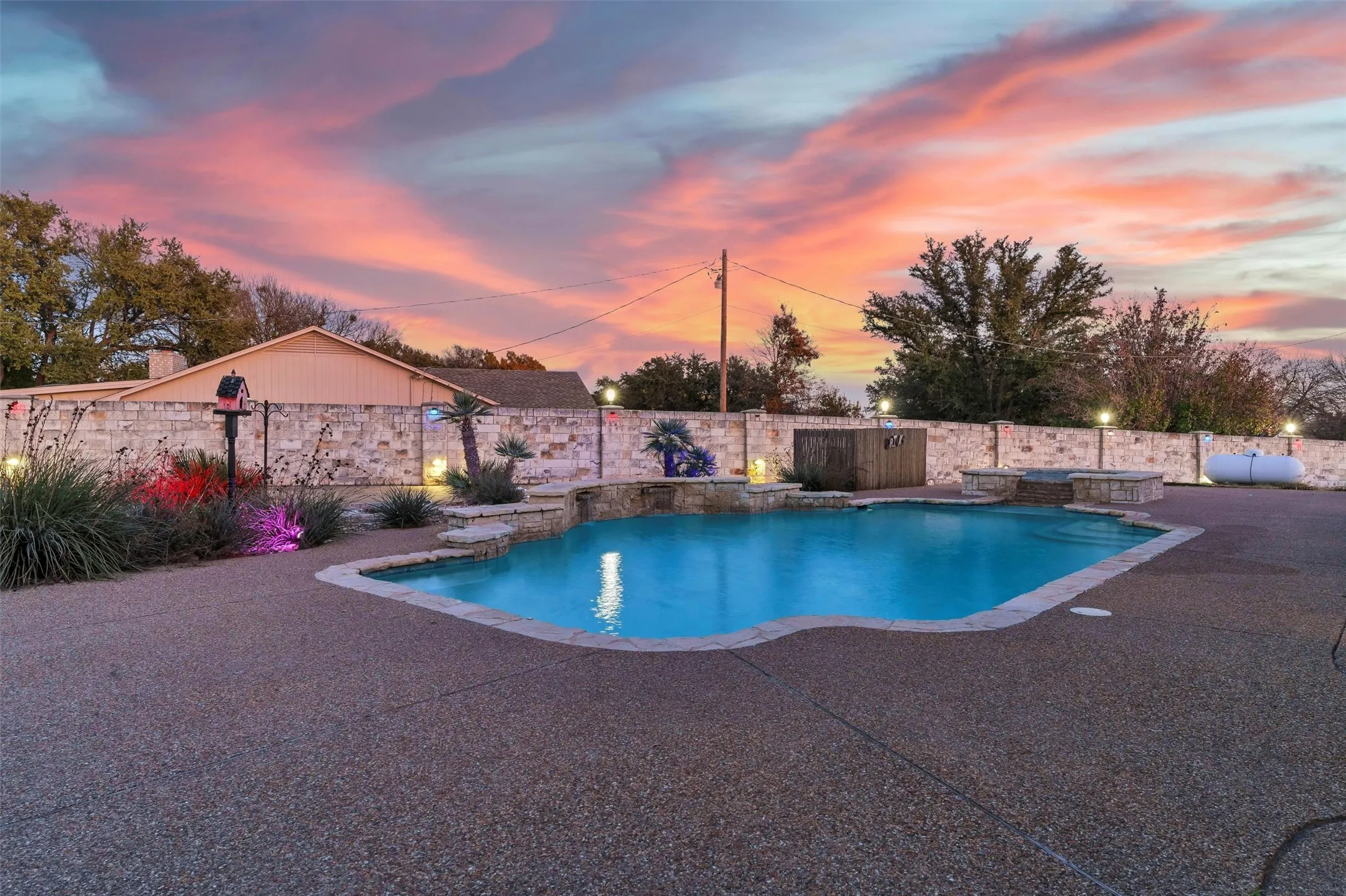 Single Family Residence For Sale in Hood County , 2801 Weylene Paseo, Granbury, Texas 76049, 3 Bedroom, 4 Bathroom, 3 Garage spaces, 2,609 Sqft, built in 2006, Preowned, mls#21129412, Real Estate Agent in Granbury, Homes For Sale in Hood county, Homes For Sale in Granbury, Realtor in Granbury Texas, Real Estate Brokerage Independent Realty Texas, Luminita Cordes Realtor