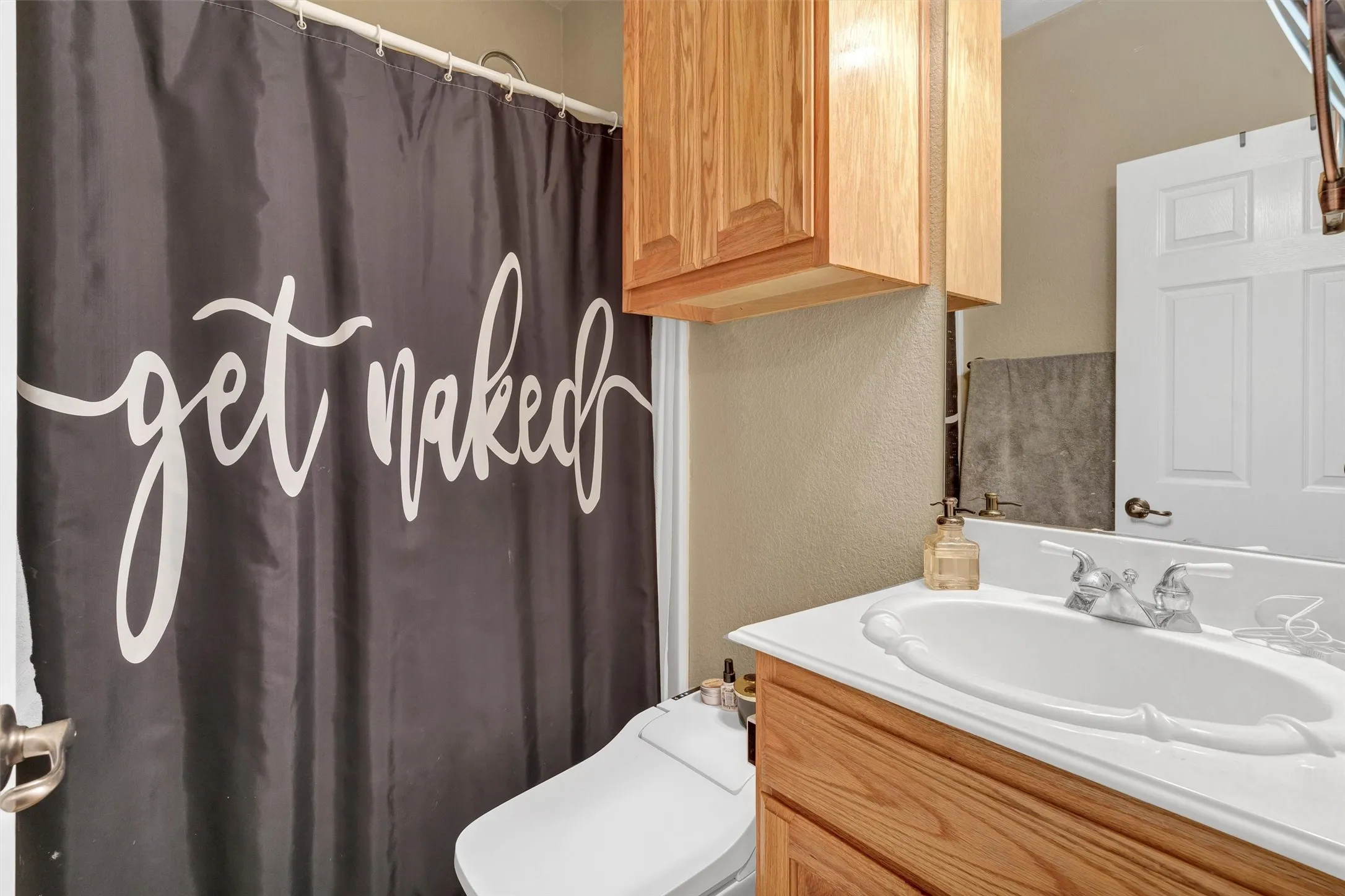 Single Family Residence For Sale in Hood County , 2801 Weylene Paseo, Granbury, Texas 76049, 3 Bedroom, 4 Bathroom, 3 Garage spaces, 2,609 Sqft, built in 2006, Preowned, mls#21129412, Real Estate Agent in Granbury, Homes For Sale in Hood county, Homes For Sale in Granbury, Realtor in Granbury Texas, Real Estate Brokerage Independent Realty Texas, Luminita Cordes Realtor