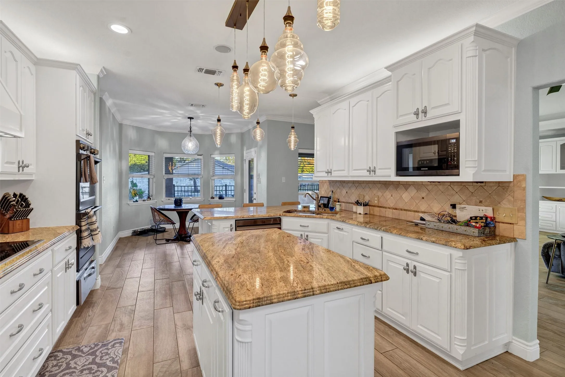 Single Family Residence For Sale in Hood County , 2801 Weylene Paseo, Granbury, Texas 76049, 3 Bedroom, 4 Bathroom, 3 Garage spaces, 2,609 Sqft, built in 2006, Preowned, mls#21129412, Real Estate Agent in Granbury, Homes For Sale in Hood county, Homes For Sale in Granbury, Realtor in Granbury Texas, Real Estate Brokerage Independent Realty Texas, Luminita Cordes Realtor