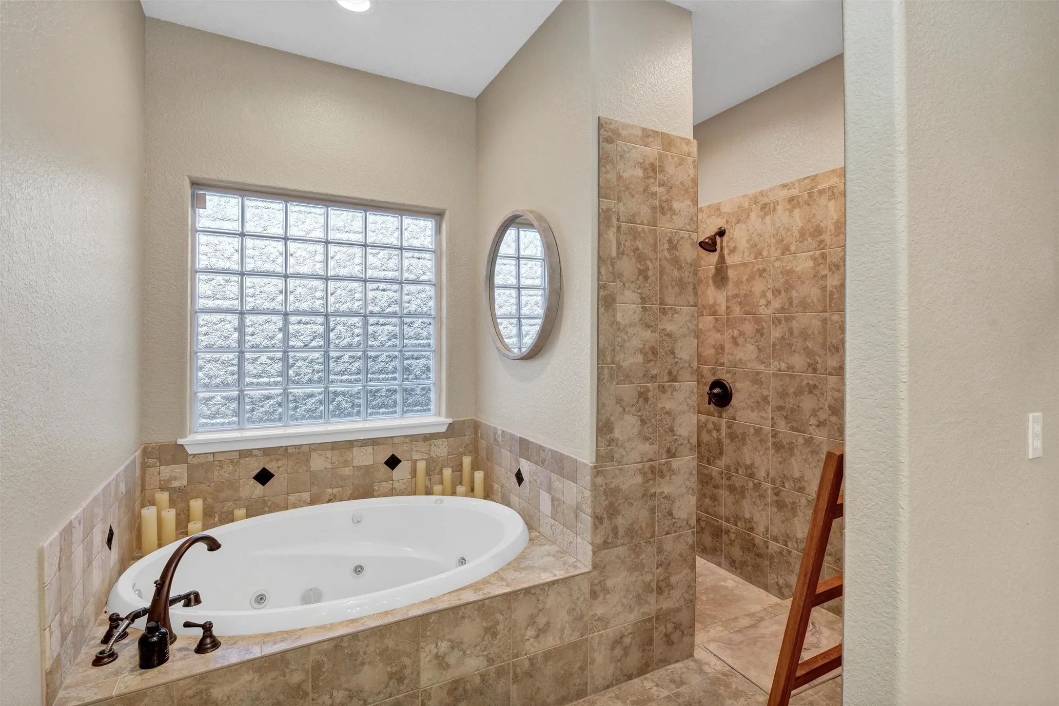 Single Family Residence For Sale in Hood County , 2801 Weylene Paseo, Granbury, Texas 76049, 3 Bedroom, 4 Bathroom, 3 Garage spaces, 2,609 Sqft, built in 2006, Preowned, mls#21129412, Real Estate Agent in Granbury, Homes For Sale in Hood county, Homes For Sale in Granbury, Realtor in Granbury Texas, Real Estate Brokerage Independent Realty Texas, Luminita Cordes Realtor