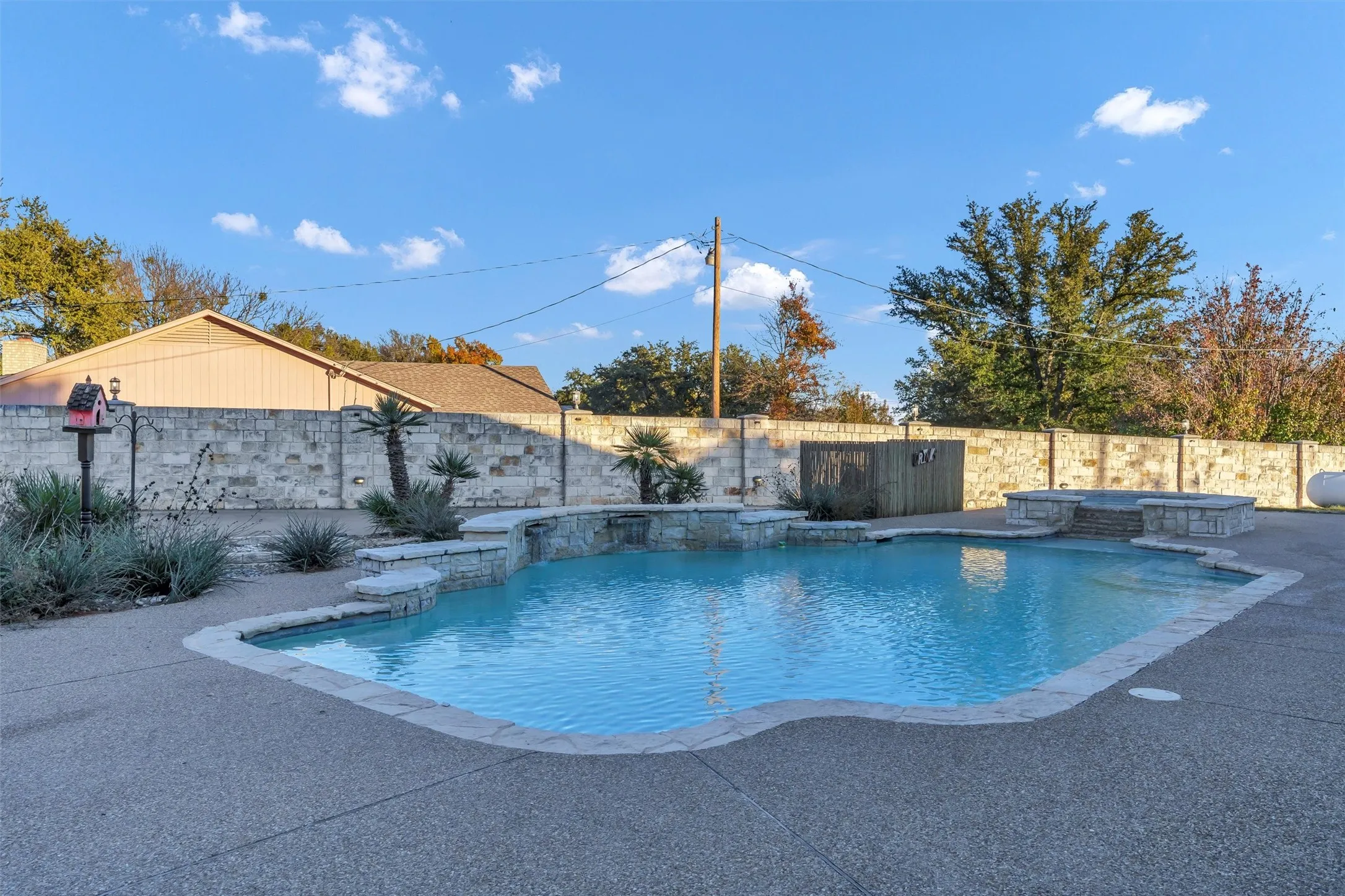 Single Family Residence For Sale in Hood County , 2801 Weylene Paseo, Granbury, Texas 76049, 3 Bedroom, 4 Bathroom, 3 Garage spaces, 2,609 Sqft, built in 2006, Preowned, mls#21129412, Real Estate Agent in Granbury, Homes For Sale in Hood county, Homes For Sale in Granbury, Realtor in Granbury Texas, Real Estate Brokerage Independent Realty Texas, Luminita Cordes Realtor