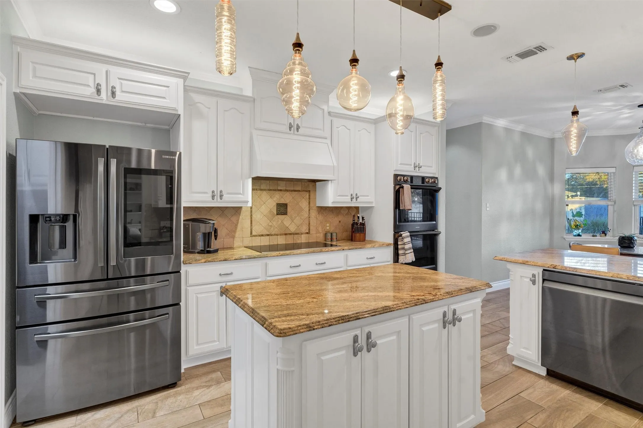Single Family Residence For Sale in Hood County , 2801 Weylene Paseo, Granbury, Texas 76049, 3 Bedroom, 4 Bathroom, 3 Garage spaces, 2,609 Sqft, built in 2006, Preowned, mls#21129412, Real Estate Agent in Granbury, Homes For Sale in Hood county, Homes For Sale in Granbury, Realtor in Granbury Texas, Real Estate Brokerage Independent Realty Texas, Luminita Cordes Realtor