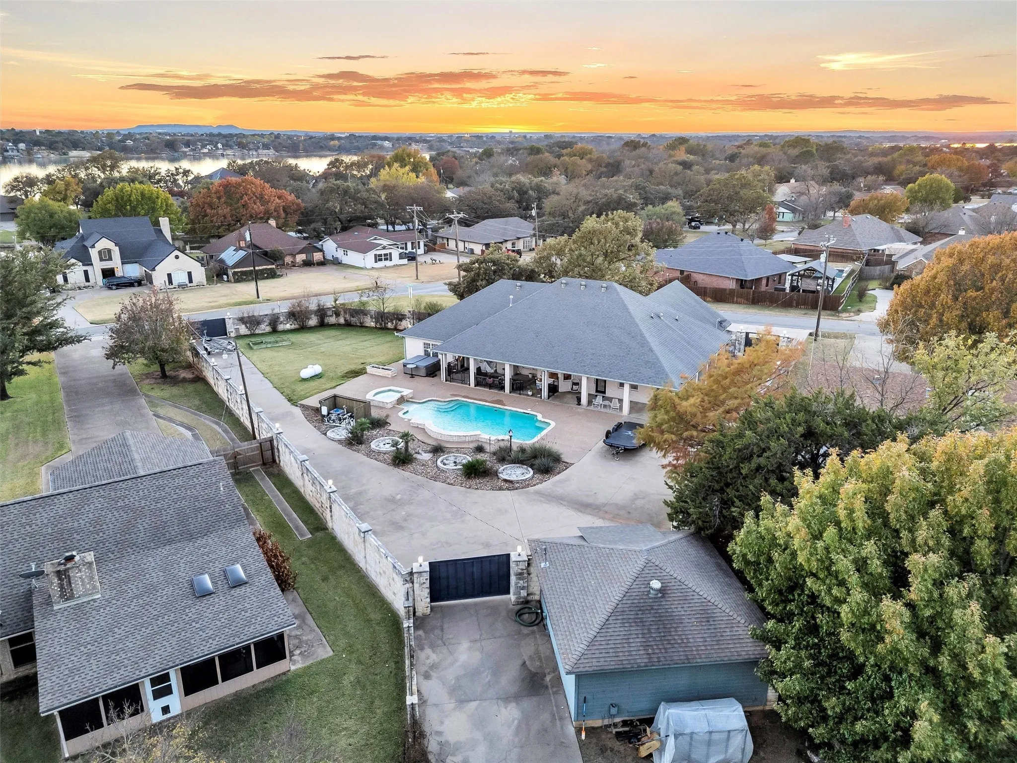Single Family Residence For Sale in Hood County , 2801 Weylene Paseo, Granbury, Texas 76049, 3 Bedroom, 4 Bathroom, 3 Garage spaces, 2,609 Sqft, built in 2006, Preowned, mls#21129412, Real Estate Agent in Granbury, Homes For Sale in Hood county, Homes For Sale in Granbury, Realtor in Granbury Texas, Real Estate Brokerage Independent Realty Texas, Luminita Cordes Realtor