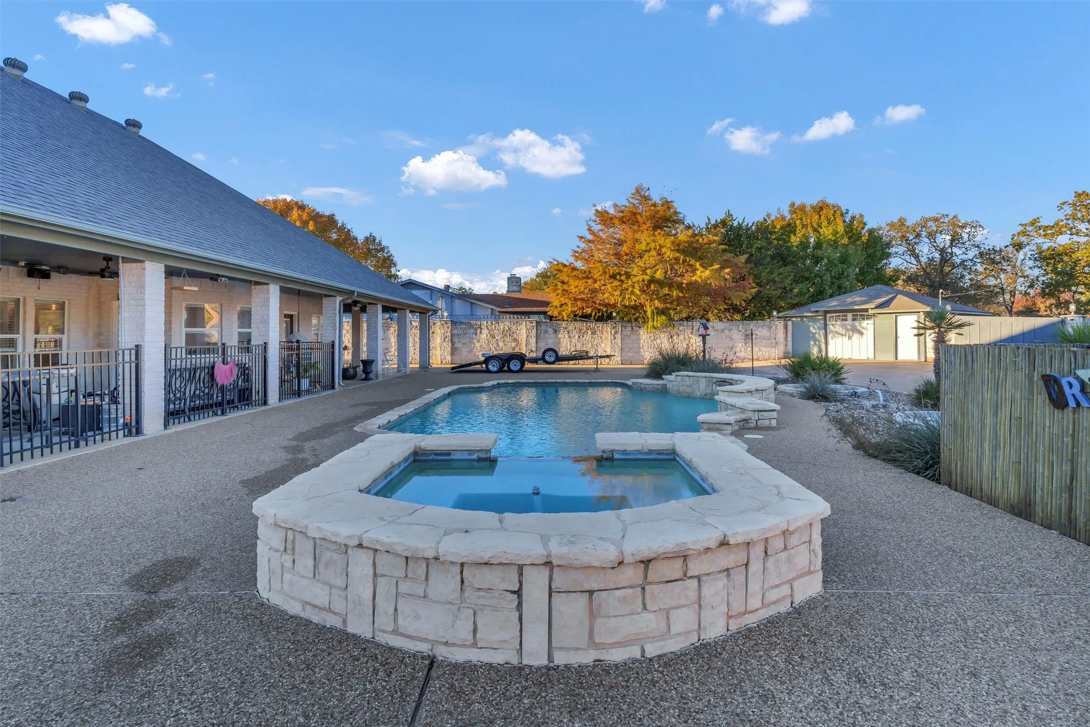 Single Family Residence For Sale in Hood County , 2801 Weylene Paseo, Granbury, Texas 76049, 3 Bedroom, 4 Bathroom, 3 Garage spaces, 2,609 Sqft, built in 2006, Preowned, mls#21129412, Real Estate Agent in Granbury, Homes For Sale in Hood county, Homes For Sale in Granbury, Realtor in Granbury Texas, Real Estate Brokerage Independent Realty Texas, Luminita Cordes Realtor