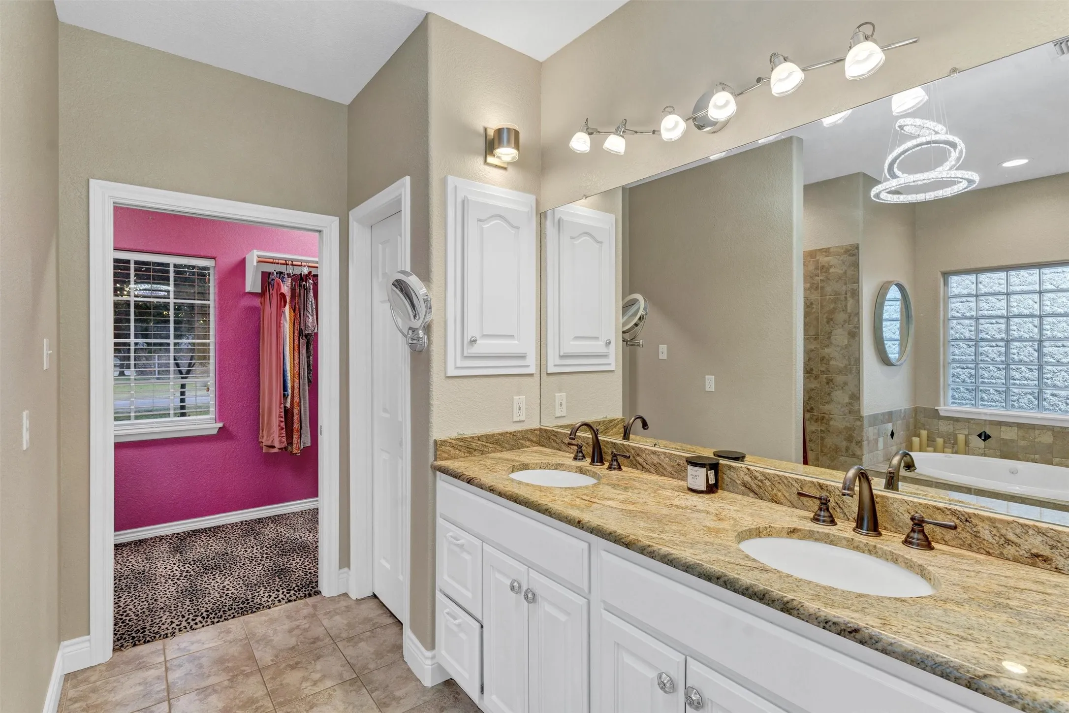 Single Family Residence For Sale in Hood County , 2801 Weylene Paseo, Granbury, Texas 76049, 3 Bedroom, 4 Bathroom, 3 Garage spaces, 2,609 Sqft, built in 2006, Preowned, mls#21129412, Real Estate Agent in Granbury, Homes For Sale in Hood county, Homes For Sale in Granbury, Realtor in Granbury Texas, Real Estate Brokerage Independent Realty Texas, Luminita Cordes Realtor