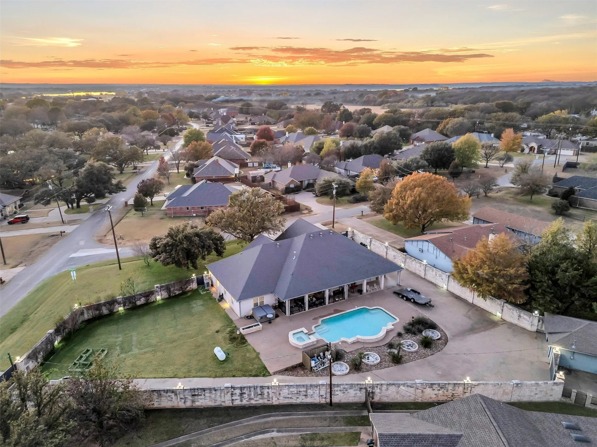 Single Family Residence For Sale in Hood County , 2801 Weylene Paseo, Granbury, Texas 76049, 3 Bedroom, 4 Bathroom, 3 Garage spaces, 2,609 Sqft, built in 2006, Preowned, mls#21129412, Real Estate Agent in Granbury, Homes For Sale in Hood county, Homes For Sale in Granbury, Realtor in Granbury Texas, Real Estate Brokerage Independent Realty Texas, Luminita Cordes Realtor