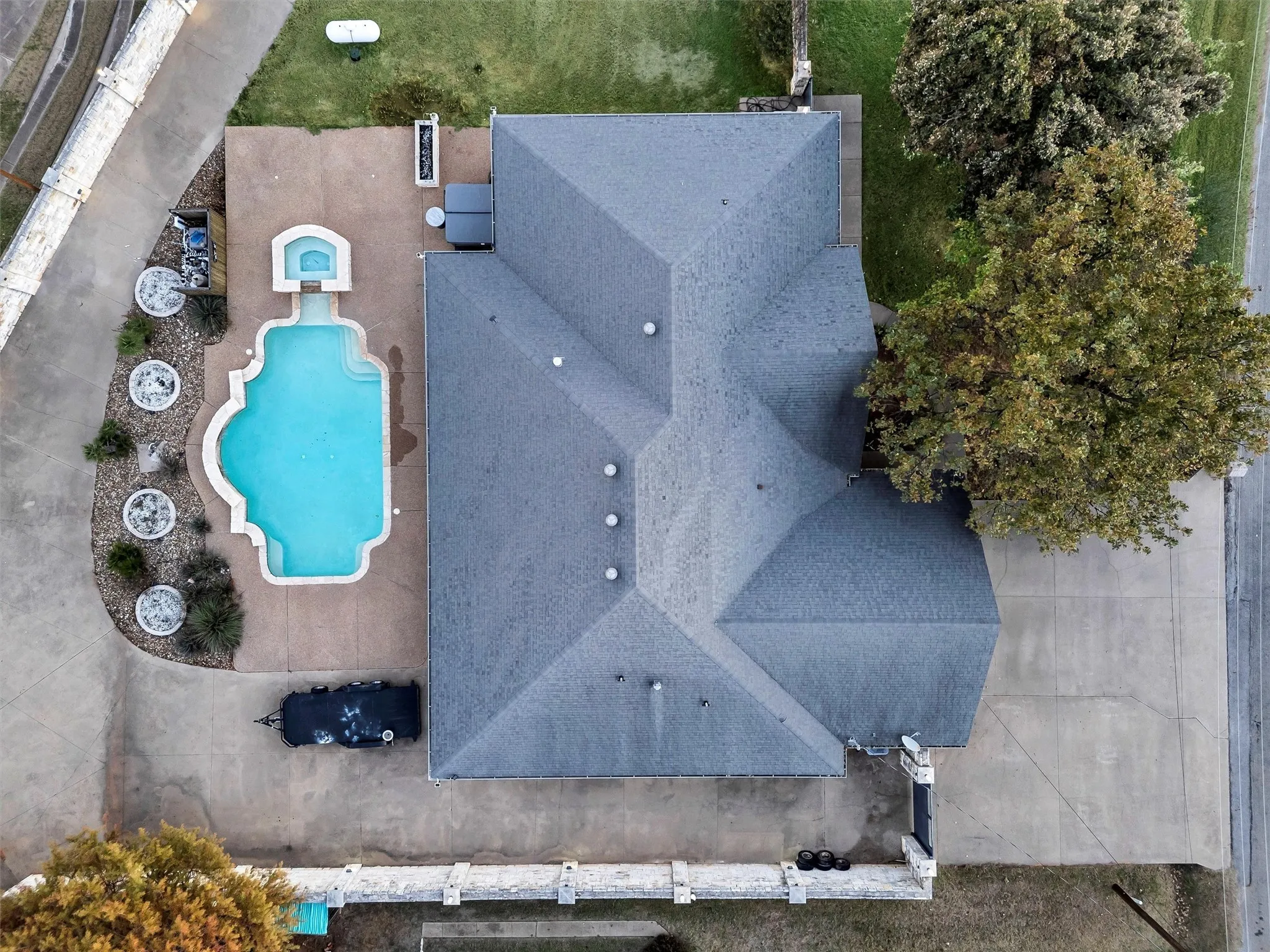 Single Family Residence For Sale in Hood County , 2801 Weylene Paseo, Granbury, Texas 76049, 3 Bedroom, 4 Bathroom, 3 Garage spaces, 2,609 Sqft, built in 2006, Preowned, mls#21129412, Real Estate Agent in Granbury, Homes For Sale in Hood county, Homes For Sale in Granbury, Realtor in Granbury Texas, Real Estate Brokerage Independent Realty Texas, Luminita Cordes Realtor