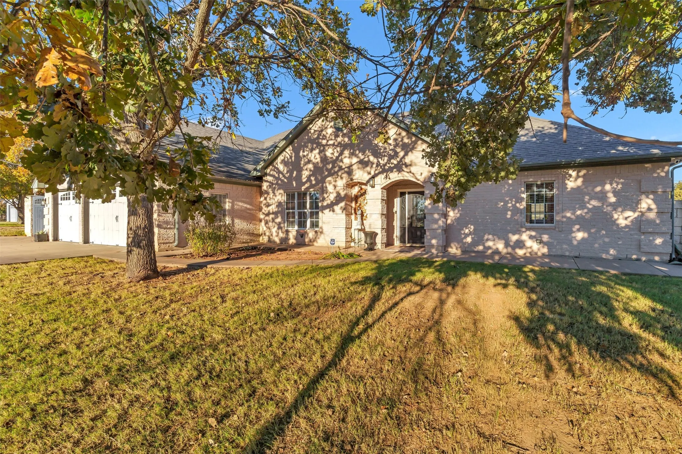 Single Family Residence For Sale in Hood County , 2801 Weylene Paseo, Granbury, Texas 76049, 3 Bedroom, 4 Bathroom, 3 Garage spaces, 2,609 Sqft, built in 2006, Preowned, mls#21129412, Real Estate Agent in Granbury, Homes For Sale in Hood county, Homes For Sale in Granbury, Realtor in Granbury Texas, Real Estate Brokerage Independent Realty Texas, Luminita Cordes Realtor