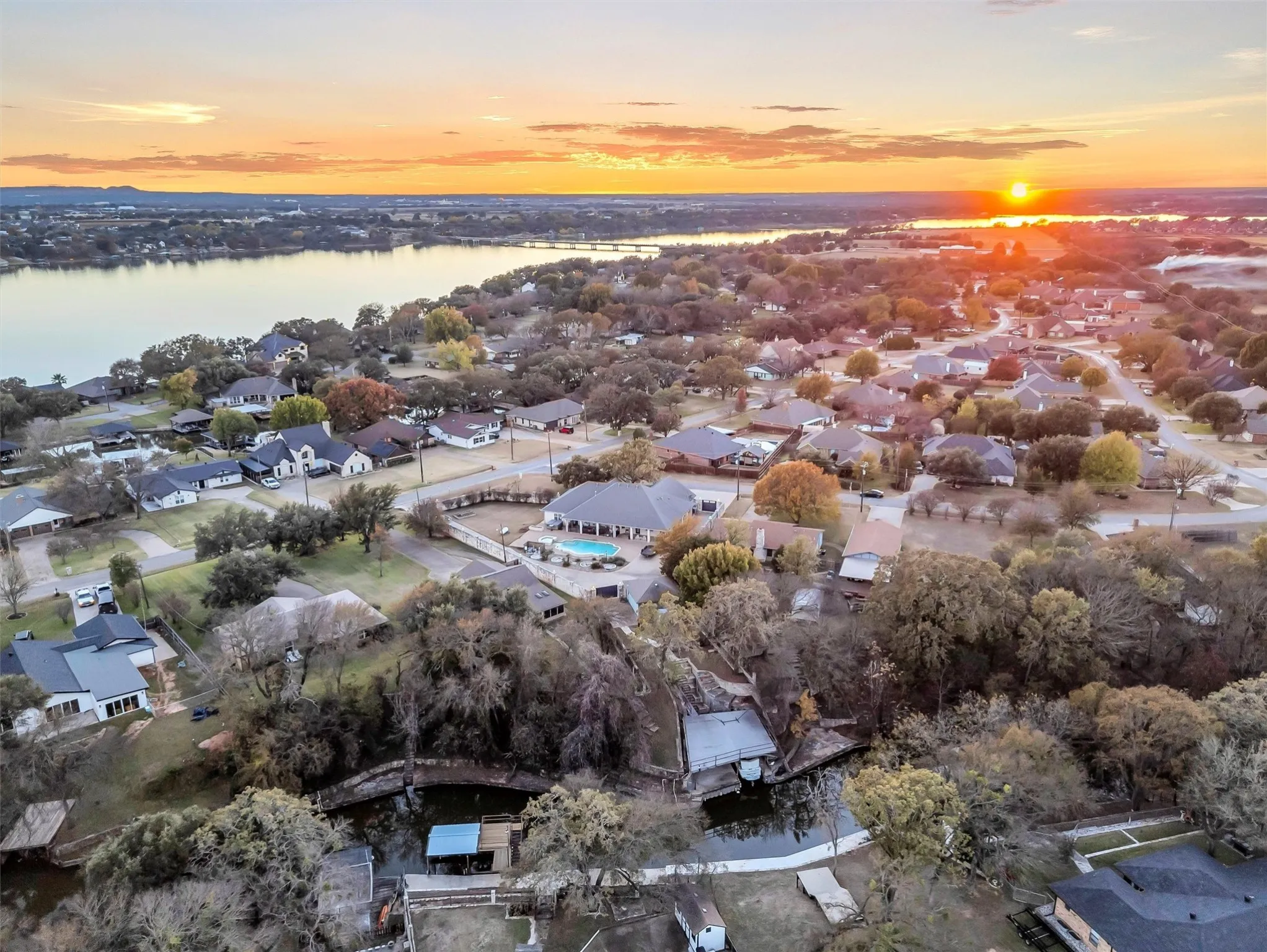 Single Family Residence For Sale in Hood County , 2801 Weylene Paseo, Granbury, Texas 76049, 3 Bedroom, 4 Bathroom, 3 Garage spaces, 2,609 Sqft, built in 2006, Preowned, mls#21129412, Real Estate Agent in Granbury, Homes For Sale in Hood county, Homes For Sale in Granbury, Realtor in Granbury Texas, Real Estate Brokerage Independent Realty Texas, Luminita Cordes Realtor