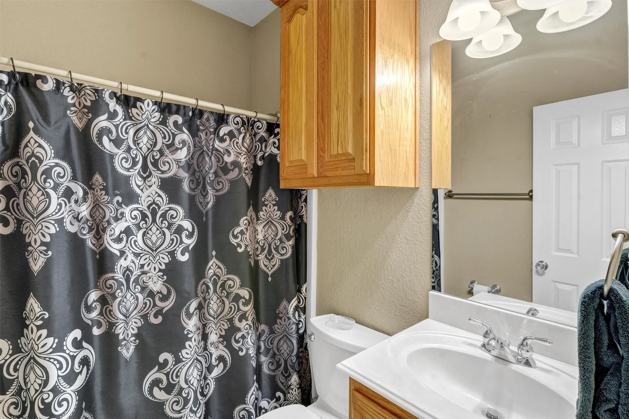 Single Family Residence For Sale in Hood County , 2801 Weylene Paseo, Granbury, Texas 76049, 3 Bedroom, 4 Bathroom, 3 Garage spaces, 2,609 Sqft, built in 2006, Preowned, mls#21129412, Real Estate Agent in Granbury, Homes For Sale in Hood county, Homes For Sale in Granbury, Realtor in Granbury Texas, Real Estate Brokerage Independent Realty Texas, Luminita Cordes Realtor