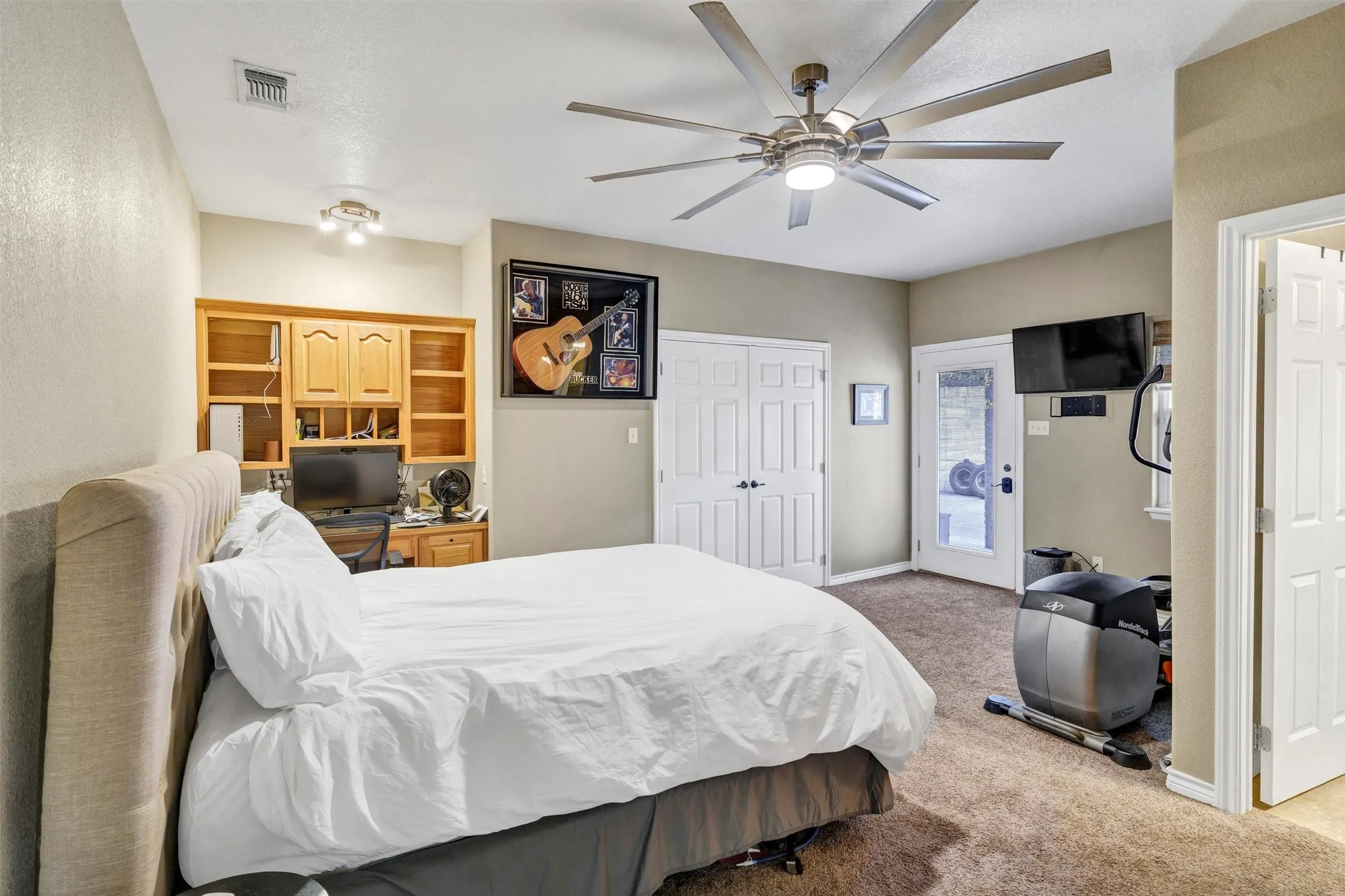 Single Family Residence For Sale in Hood County , 2801 Weylene Paseo, Granbury, Texas 76049, 3 Bedroom, 4 Bathroom, 3 Garage spaces, 2,609 Sqft, built in 2006, Preowned, mls#21129412, Real Estate Agent in Granbury, Homes For Sale in Hood county, Homes For Sale in Granbury, Realtor in Granbury Texas, Real Estate Brokerage Independent Realty Texas, Luminita Cordes Realtor