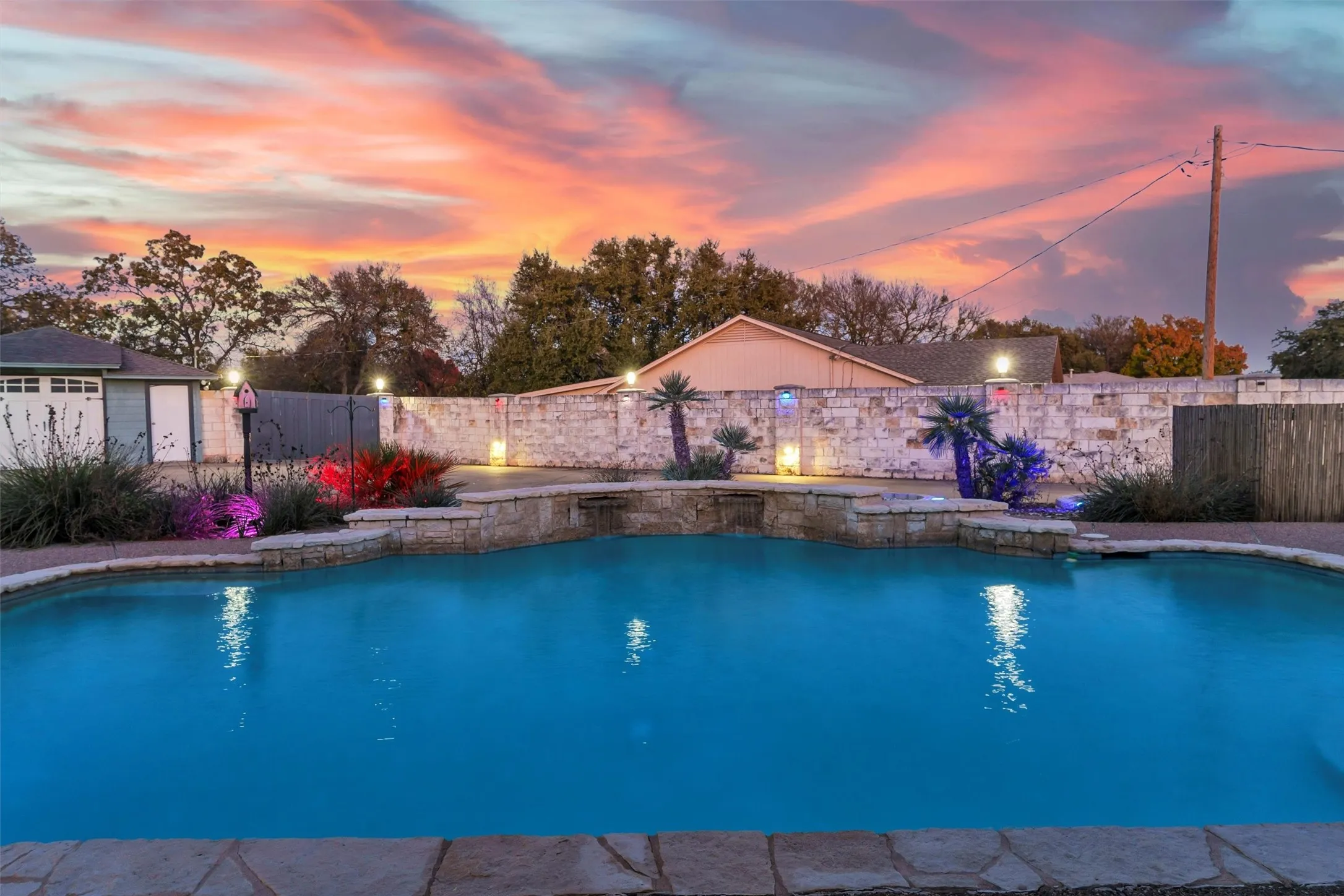 Single Family Residence For Sale in Hood County , 2801 Weylene Paseo, Granbury, Texas 76049, 3 Bedroom, 4 Bathroom, 3 Garage spaces, 2,609 Sqft, built in 2006, Preowned, mls#21129412, Real Estate Agent in Granbury, Homes For Sale in Hood county, Homes For Sale in Granbury, Realtor in Granbury Texas, Real Estate Brokerage Independent Realty Texas, Luminita Cordes Realtor