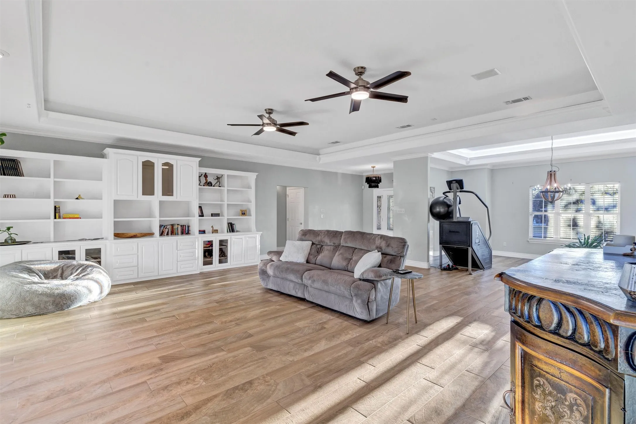 Single Family Residence For Sale in Hood County , 2801 Weylene Paseo, Granbury, Texas 76049, 3 Bedroom, 4 Bathroom, 3 Garage spaces, 2,609 Sqft, built in 2006, Preowned, mls#21129412, Real Estate Agent in Granbury, Homes For Sale in Hood county, Homes For Sale in Granbury, Realtor in Granbury Texas, Real Estate Brokerage Independent Realty Texas, Luminita Cordes Realtor