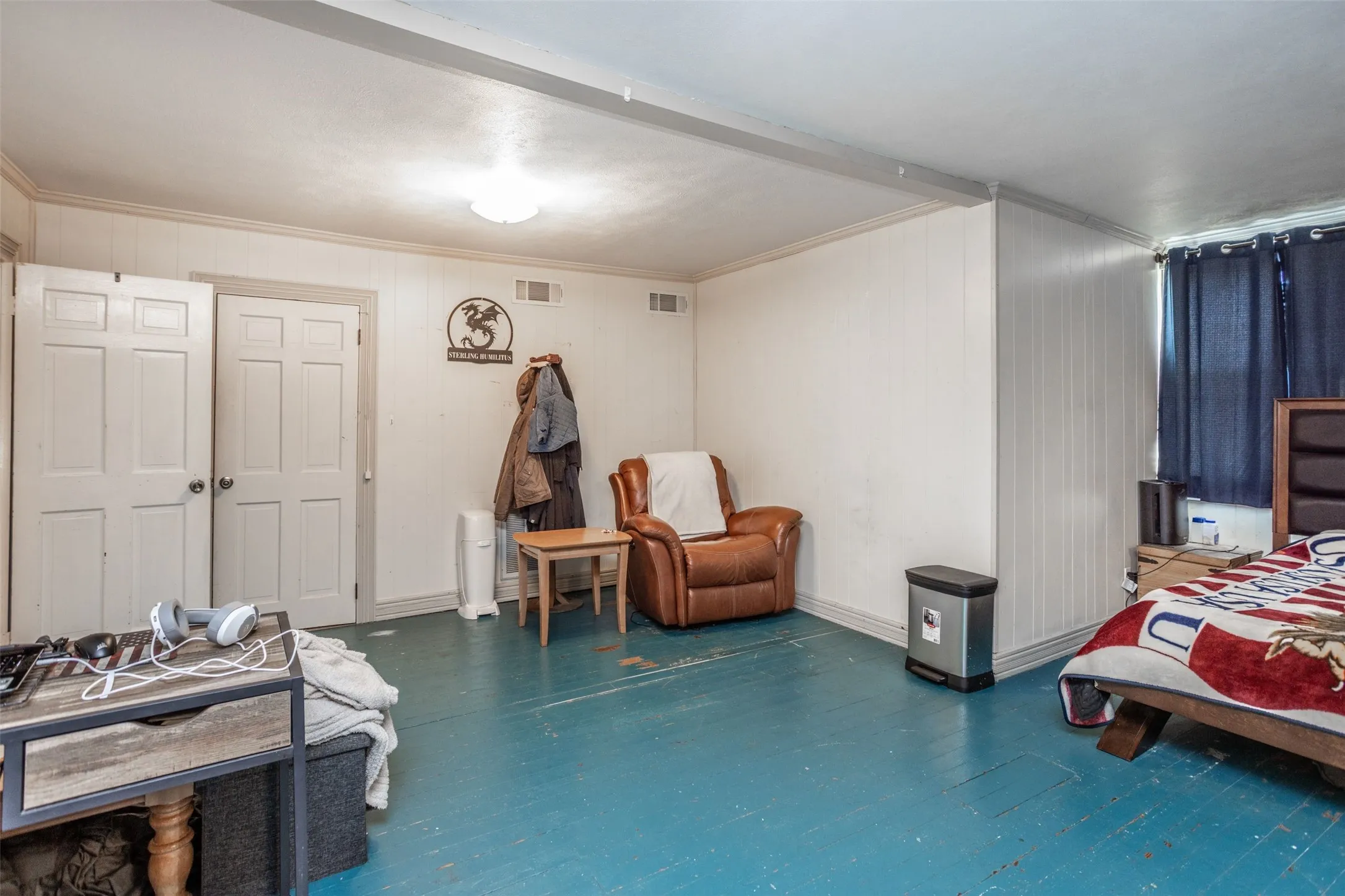 Spacious Upstairs bedroom with 2 closets