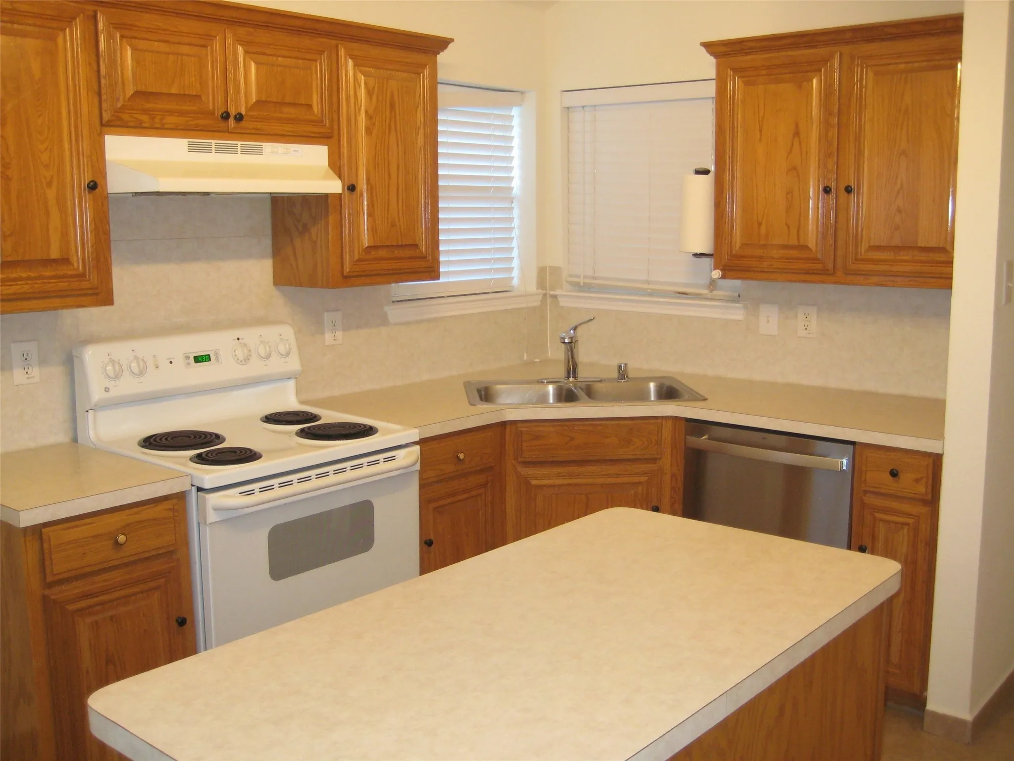 Single Family Residence For Sale in Denton County , 917 Cruise Street, Denton, Texas 76207, 3 Bedrooms, 2 Bathrooms, 2 Garage spaces, 1,413 Sqft, built in 2003, Price $289,000, mls#21130348, Real Estate Agent in Denton, Homes For Sale in Denton county, Homes For Sale in Denton, Realtor in Denton Texas, Real Estate Brokerage Independent Realty Texas, Luminita Cordes Realtor