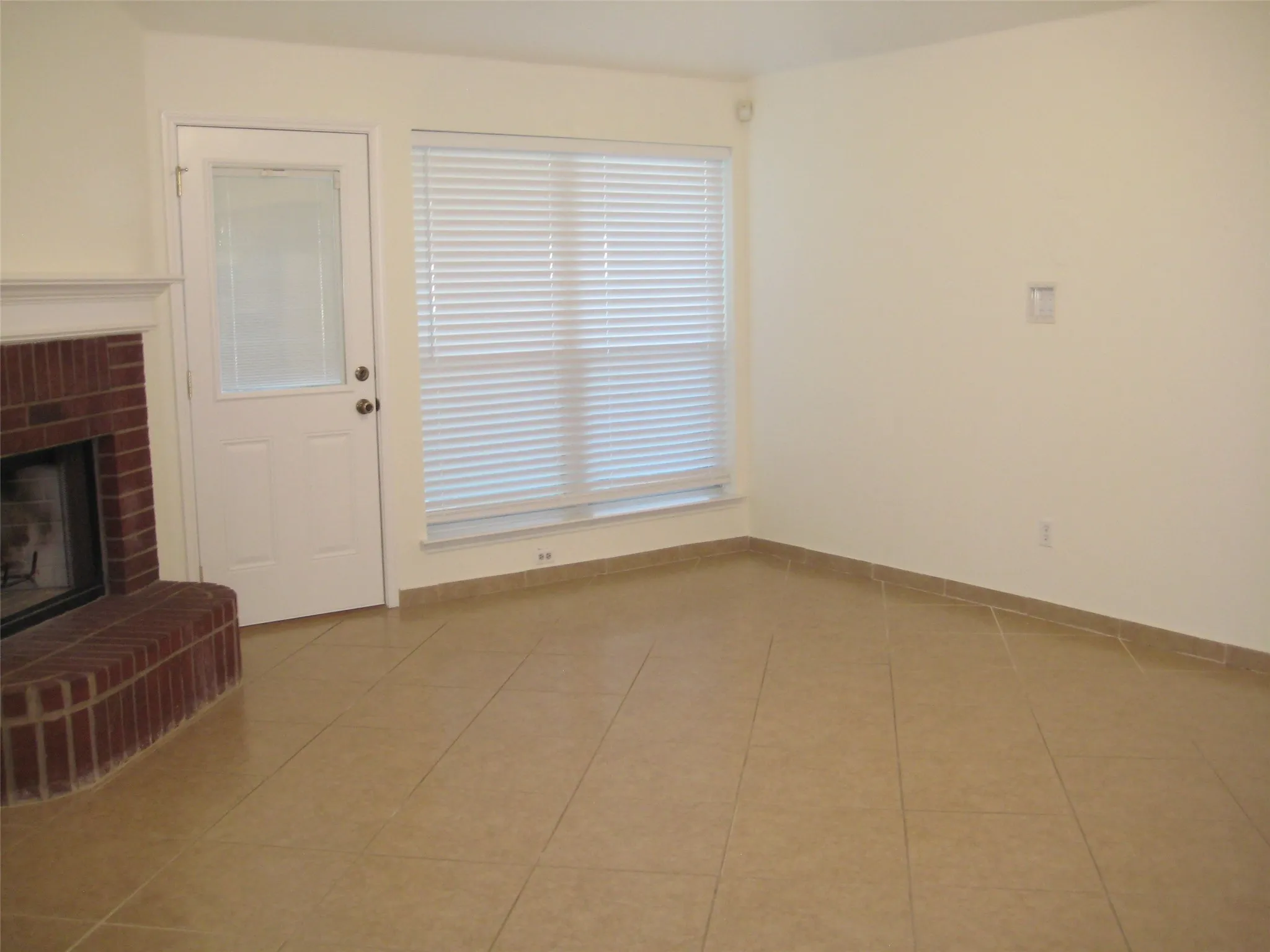 Single Family Residence For Sale in Denton County , 917 Cruise Street, Denton, Texas 76207, 3 Bedrooms, 2 Bathrooms, 2 Garage spaces, 1,413 Sqft, built in 2003, Price $289,000, mls#21130348, Real Estate Agent in Denton, Homes For Sale in Denton county, Homes For Sale in Denton, Realtor in Denton Texas, Real Estate Brokerage Independent Realty Texas, Luminita Cordes Realtor