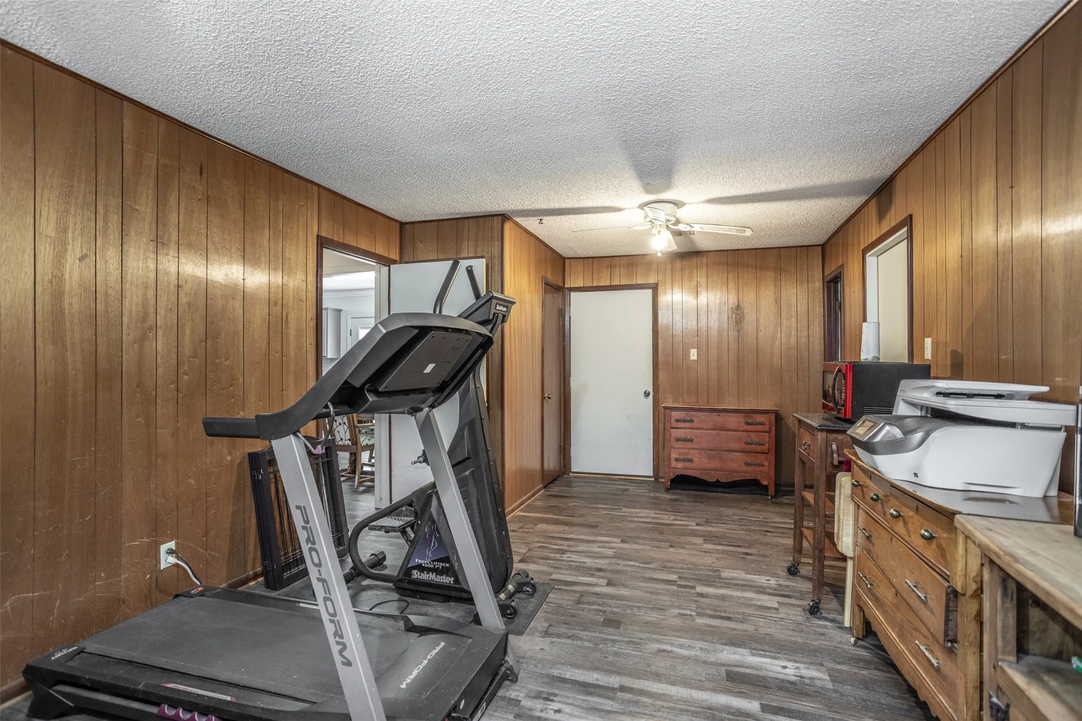 Single Family Residence For Sale in Grayson County , 300 Thompson Street, Pottsboro, Texas 75076, 6 Bedroom, 3 Bathroom, 2 Garage spaces, 2,850 Sqft, built in 1970, Price $352,500, mls#21130315, Real Estate Agent in Pottsboro, Homes For Sale in Grayson county, Homes For Sale in Pottsboro, Realtor in Pottsboro Texas, Real Estate Brokerage Independent Realty Texas, Luminita Cordes Realtor
