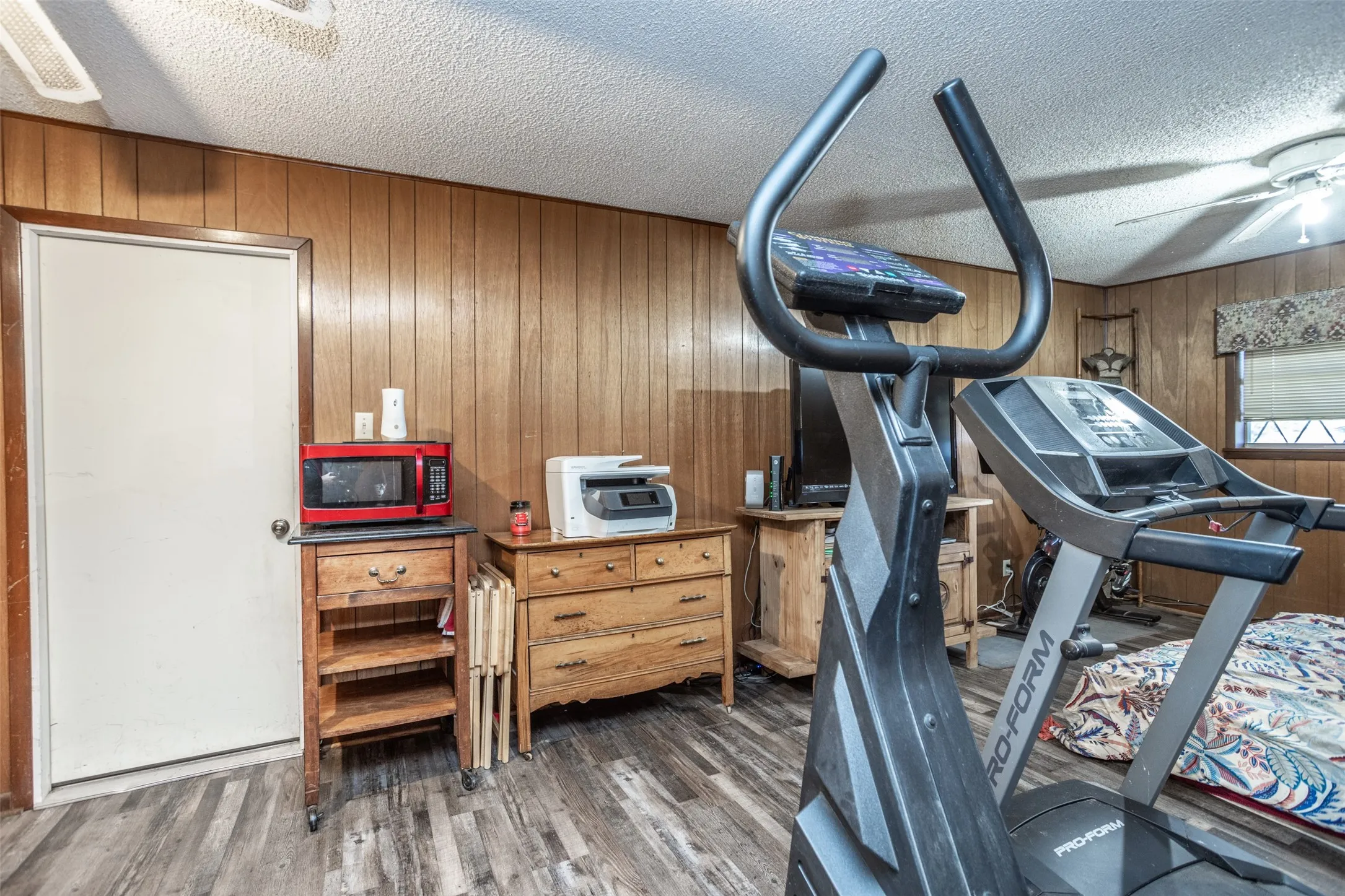 Single Family Residence For Sale in Grayson County , 300 Thompson Street, Pottsboro, Texas 75076, 6 Bedroom, 3 Bathroom, 2 Garage spaces, 2,850 Sqft, built in 1970, Price $352,500, mls#21130315, Real Estate Agent in Pottsboro, Homes For Sale in Grayson county, Homes For Sale in Pottsboro, Realtor in Pottsboro Texas, Real Estate Brokerage Independent Realty Texas, Luminita Cordes Realtor