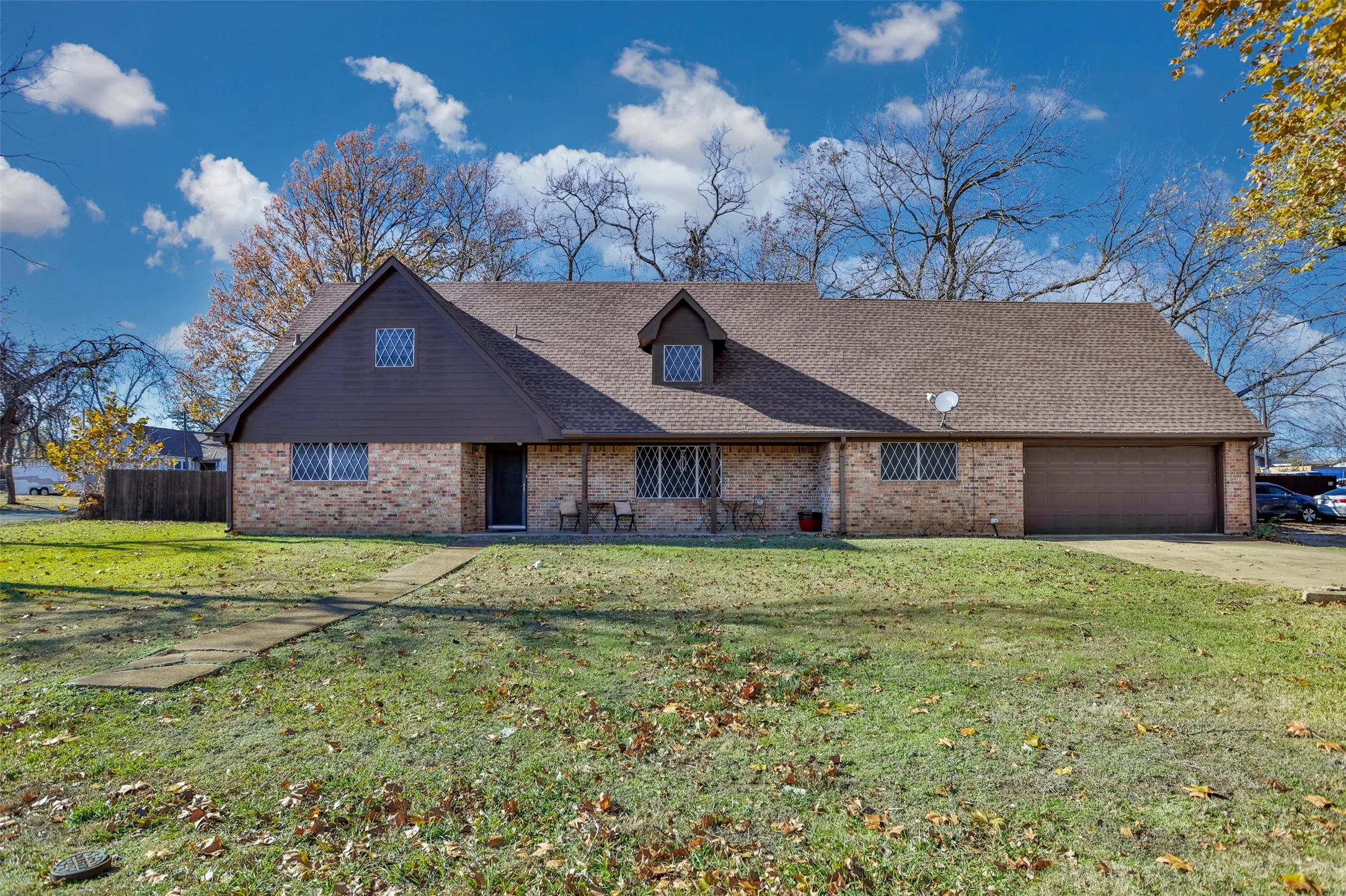 Single Family Residence For Sale in Grayson County , 300 Thompson Street, Pottsboro, Texas 75076, 6 Bedroom, 3 Bathroom, 2 Garage spaces, 2,850 Sqft, built in 1970, Price $352,500, mls#21130315, Real Estate Agent in Pottsboro, Homes For Sale in Grayson county, Homes For Sale in Pottsboro, Realtor in Pottsboro Texas, Real Estate Brokerage Independent Realty Texas, Luminita Cordes Realtor