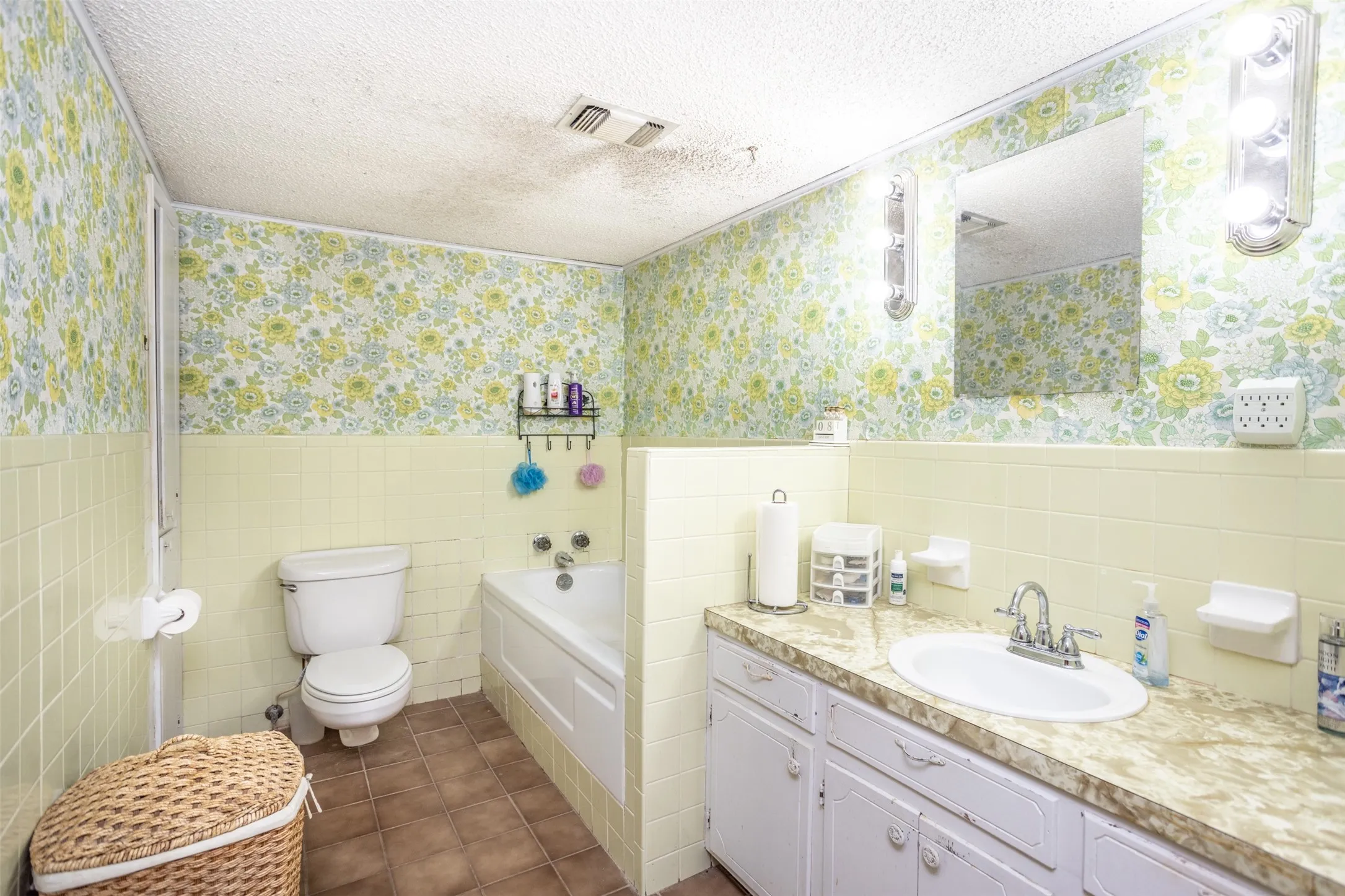 Single Family Residence For Sale in Grayson County , 300 Thompson Street, Pottsboro, Texas 75076, 6 Bedroom, 3 Bathroom, 2 Garage spaces, 2,850 Sqft, built in 1970, Price $352,500, mls#21130315, Real Estate Agent in Pottsboro, Homes For Sale in Grayson county, Homes For Sale in Pottsboro, Realtor in Pottsboro Texas, Real Estate Brokerage Independent Realty Texas, Luminita Cordes Realtor
