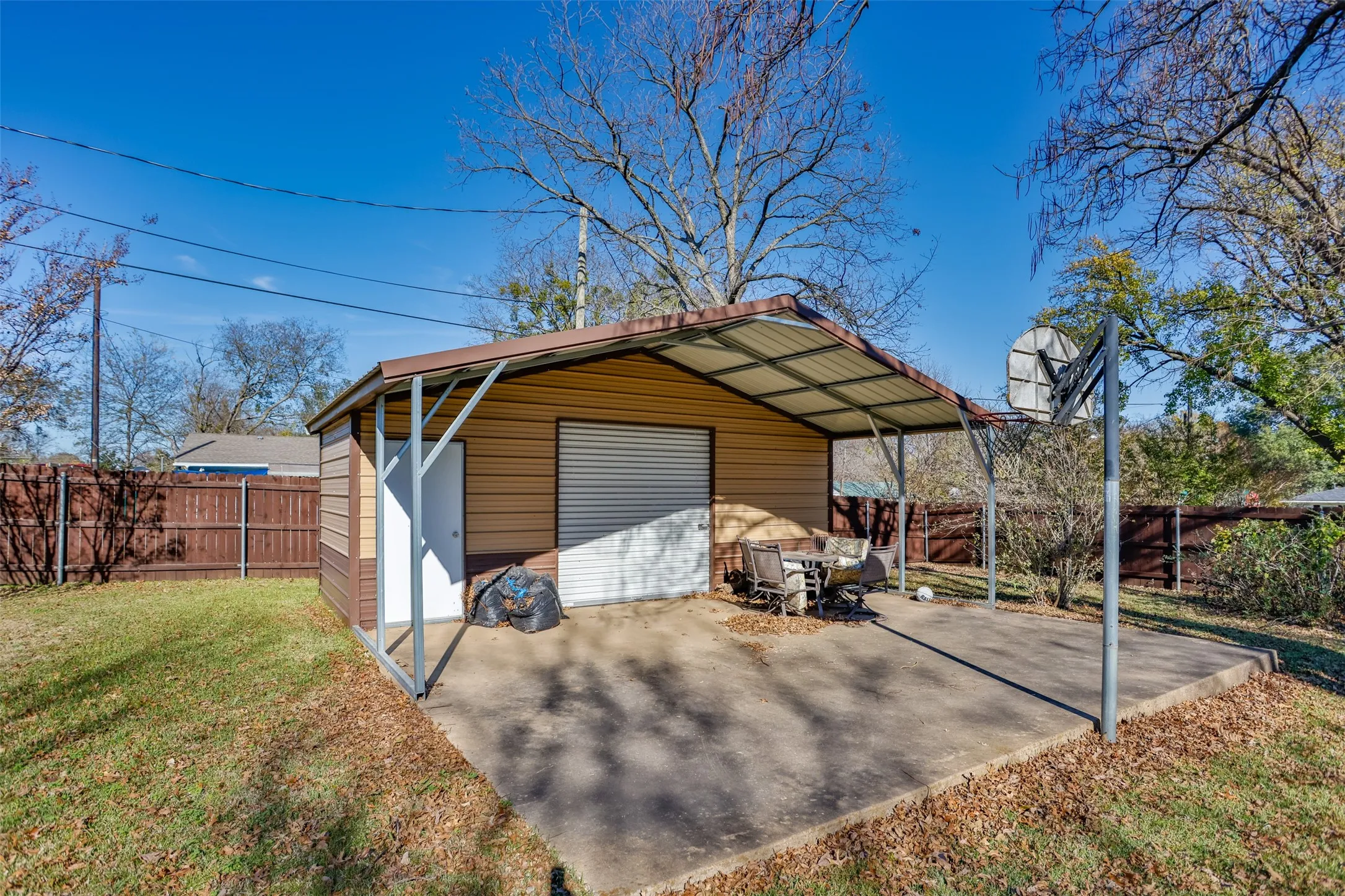 Single Family Residence For Sale in Grayson County , 300 Thompson Street, Pottsboro, Texas 75076, 6 Bedroom, 3 Bathroom, 2 Garage spaces, 2,850 Sqft, built in 1970, Price $352,500, mls#21130315, Real Estate Agent in Pottsboro, Homes For Sale in Grayson county, Homes For Sale in Pottsboro, Realtor in Pottsboro Texas, Real Estate Brokerage Independent Realty Texas, Luminita Cordes Realtor