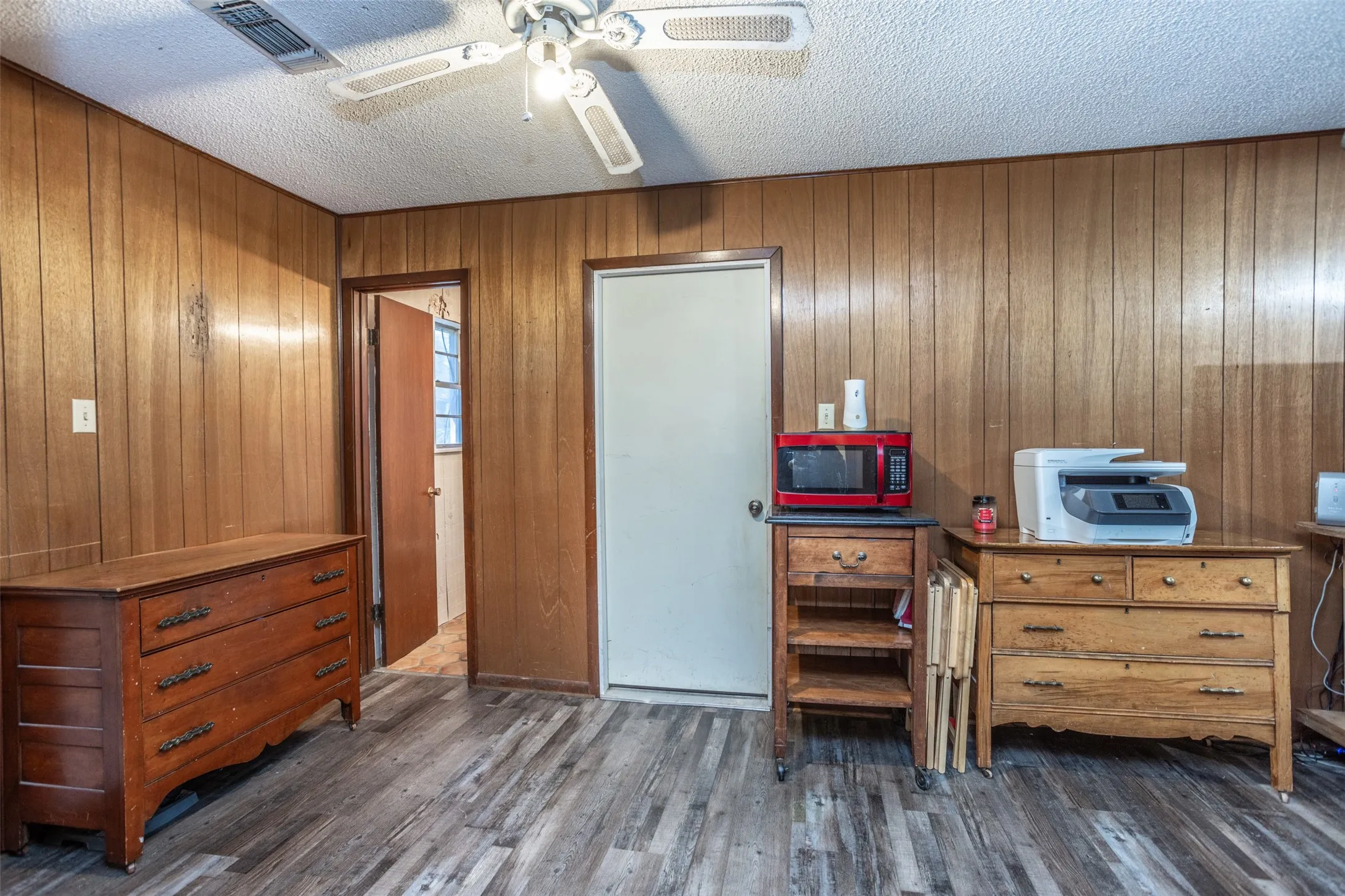 Single Family Residence For Sale in Grayson County , 300 Thompson Street, Pottsboro, Texas 75076, 6 Bedroom, 3 Bathroom, 2 Garage spaces, 2,850 Sqft, built in 1970, Price $352,500, mls#21130315, Real Estate Agent in Pottsboro, Homes For Sale in Grayson county, Homes For Sale in Pottsboro, Realtor in Pottsboro Texas, Real Estate Brokerage Independent Realty Texas, Luminita Cordes Realtor