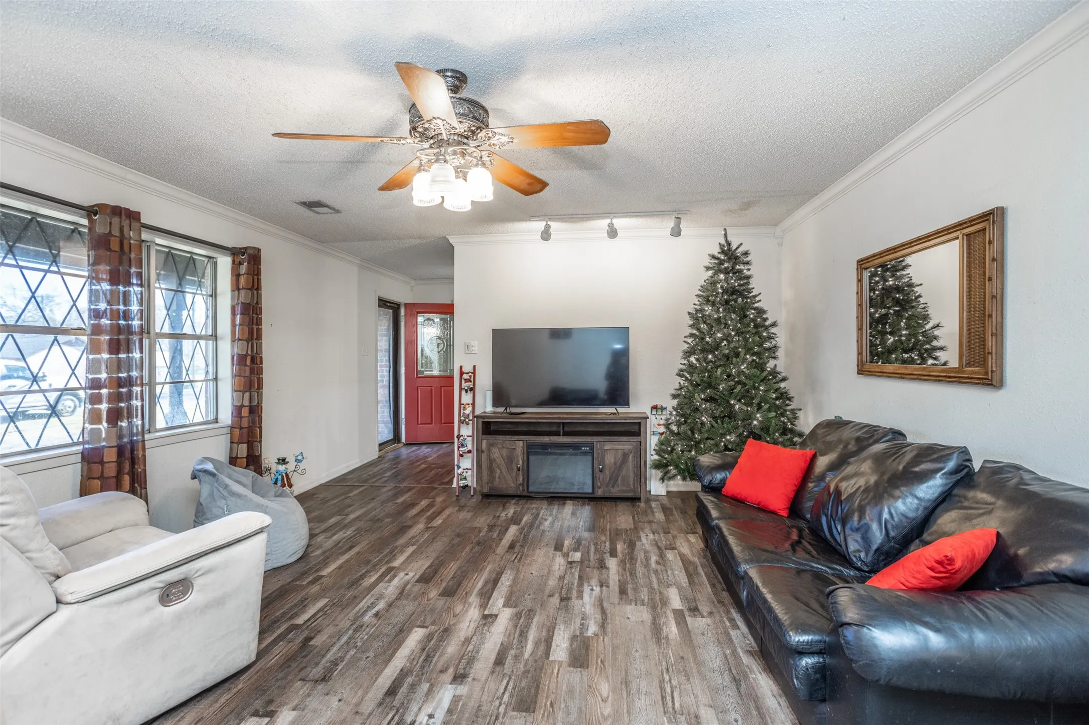 Single Family Residence For Sale in Grayson County , 300 Thompson Street, Pottsboro, Texas 75076, 6 Bedroom, 3 Bathroom, 2 Garage spaces, 2,850 Sqft, built in 1970, Price $352,500, mls#21130315, Real Estate Agent in Pottsboro, Homes For Sale in Grayson county, Homes For Sale in Pottsboro, Realtor in Pottsboro Texas, Real Estate Brokerage Independent Realty Texas, Luminita Cordes Realtor