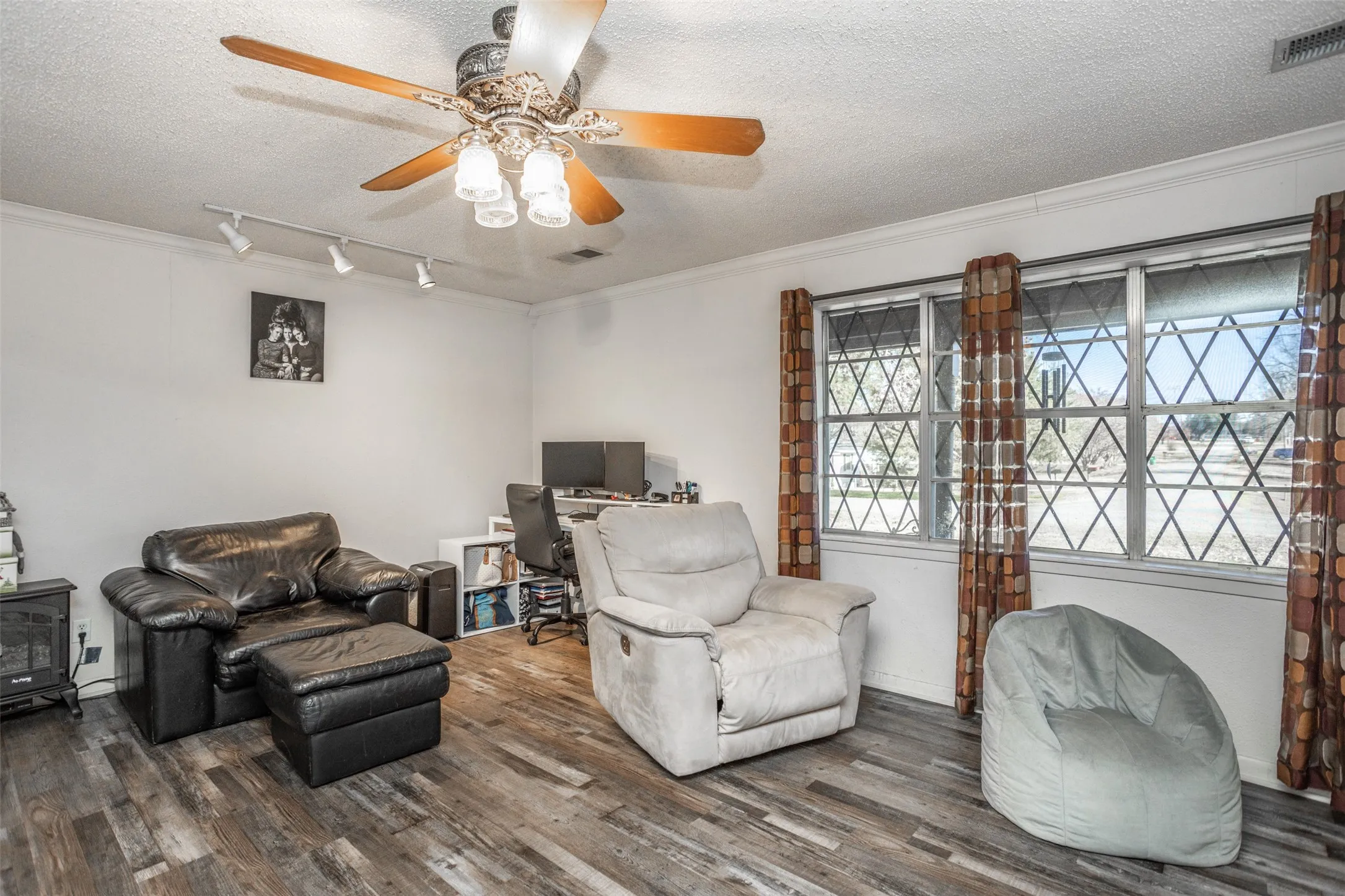 Single Family Residence For Sale in Grayson County , 300 Thompson Street, Pottsboro, Texas 75076, 6 Bedroom, 3 Bathroom, 2 Garage spaces, 2,850 Sqft, built in 1970, Price $352,500, mls#21130315, Real Estate Agent in Pottsboro, Homes For Sale in Grayson county, Homes For Sale in Pottsboro, Realtor in Pottsboro Texas, Real Estate Brokerage Independent Realty Texas, Luminita Cordes Realtor
