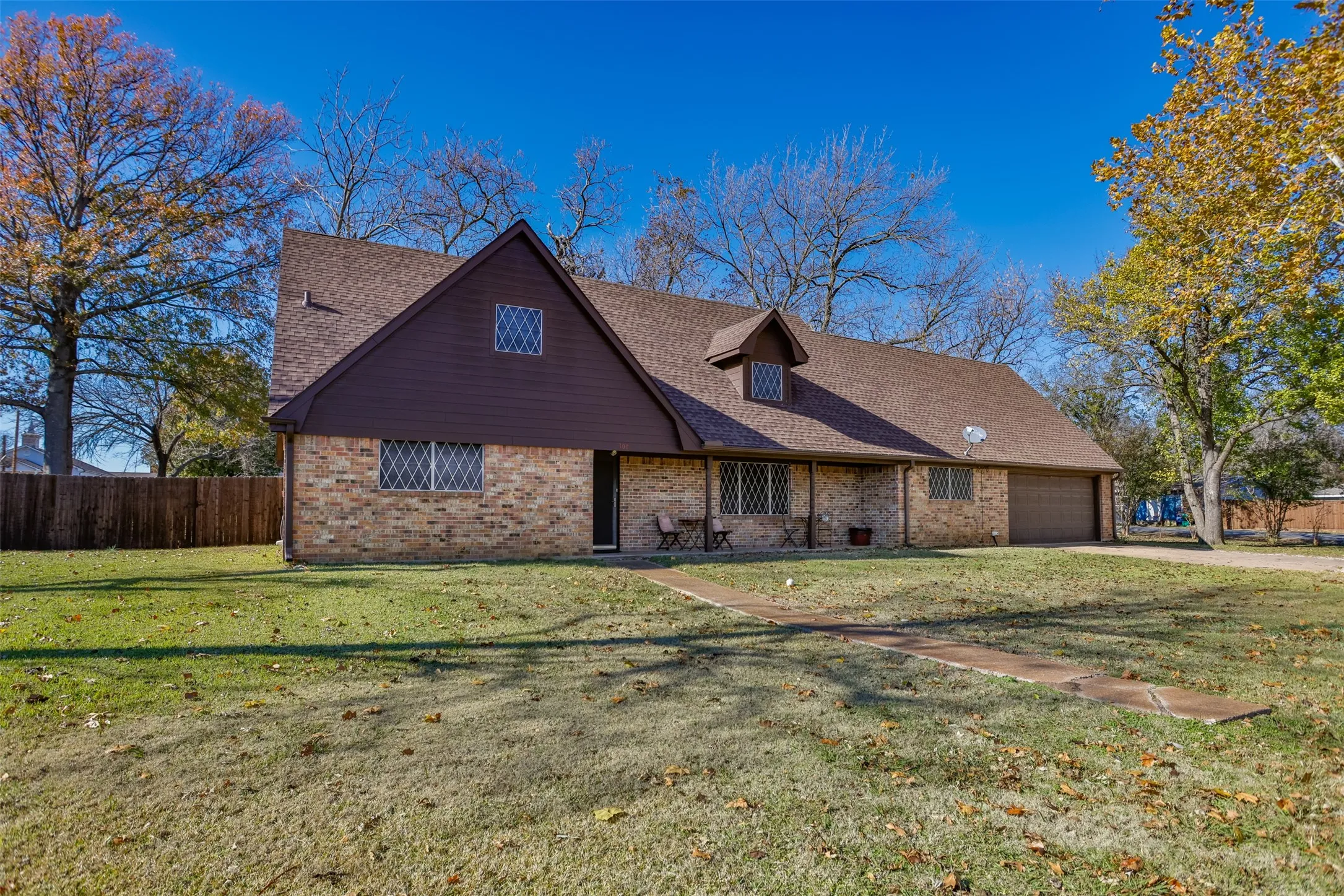 Single Family Residence For Sale in Grayson County , 300 Thompson Street, Pottsboro, Texas 75076, 6 Bedroom, 3 Bathroom, 2 Garage spaces, 2,850 Sqft, built in 1970, Price $352,500, mls#21130315, Real Estate Agent in Pottsboro, Homes For Sale in Grayson county, Homes For Sale in Pottsboro, Realtor in Pottsboro Texas, Real Estate Brokerage Independent Realty Texas, Luminita Cordes Realtor