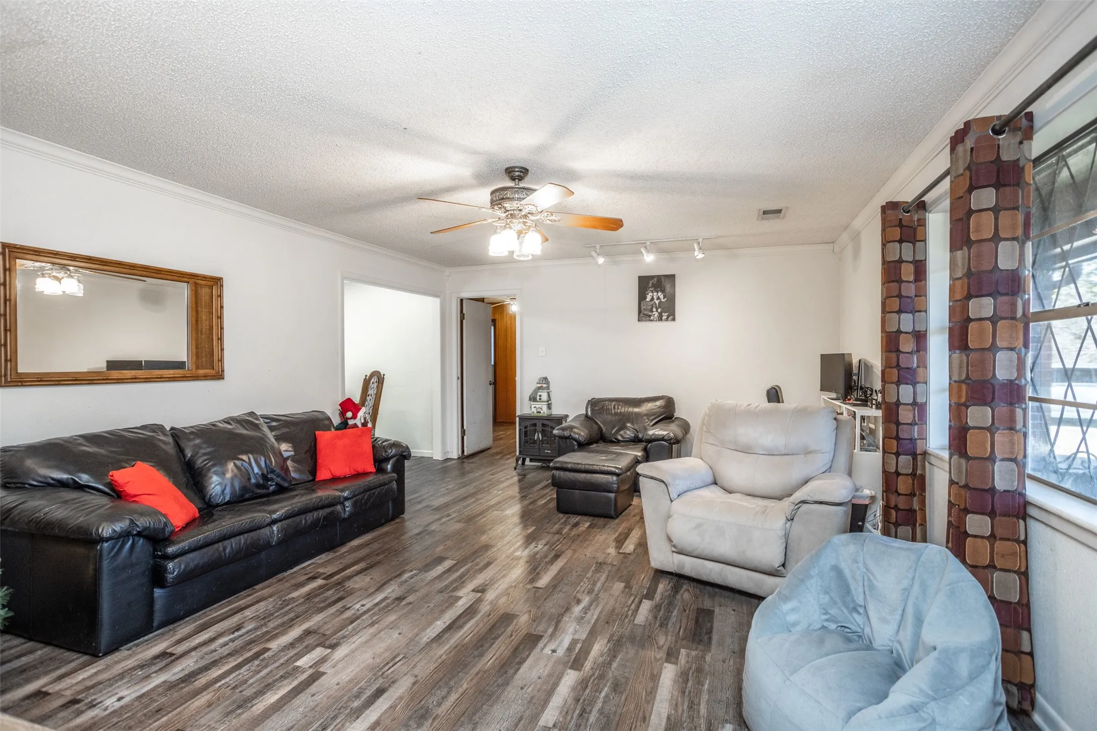 Single Family Residence For Sale in Grayson County , 300 Thompson Street, Pottsboro, Texas 75076, 6 Bedroom, 3 Bathroom, 2 Garage spaces, 2,850 Sqft, built in 1970, Price $352,500, mls#21130315, Real Estate Agent in Pottsboro, Homes For Sale in Grayson county, Homes For Sale in Pottsboro, Realtor in Pottsboro Texas, Real Estate Brokerage Independent Realty Texas, Luminita Cordes Realtor
