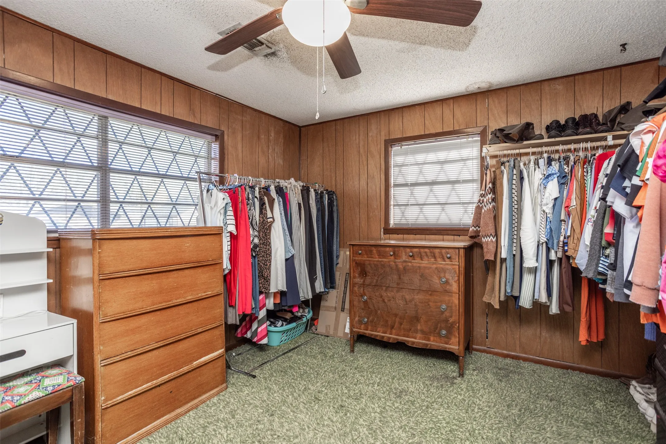 Single Family Residence For Sale in Grayson County , 300 Thompson Street, Pottsboro, Texas 75076, 6 Bedroom, 3 Bathroom, 2 Garage spaces, 2,850 Sqft, built in 1970, Price $352,500, mls#21130315, Real Estate Agent in Pottsboro, Homes For Sale in Grayson county, Homes For Sale in Pottsboro, Realtor in Pottsboro Texas, Real Estate Brokerage Independent Realty Texas, Luminita Cordes Realtor