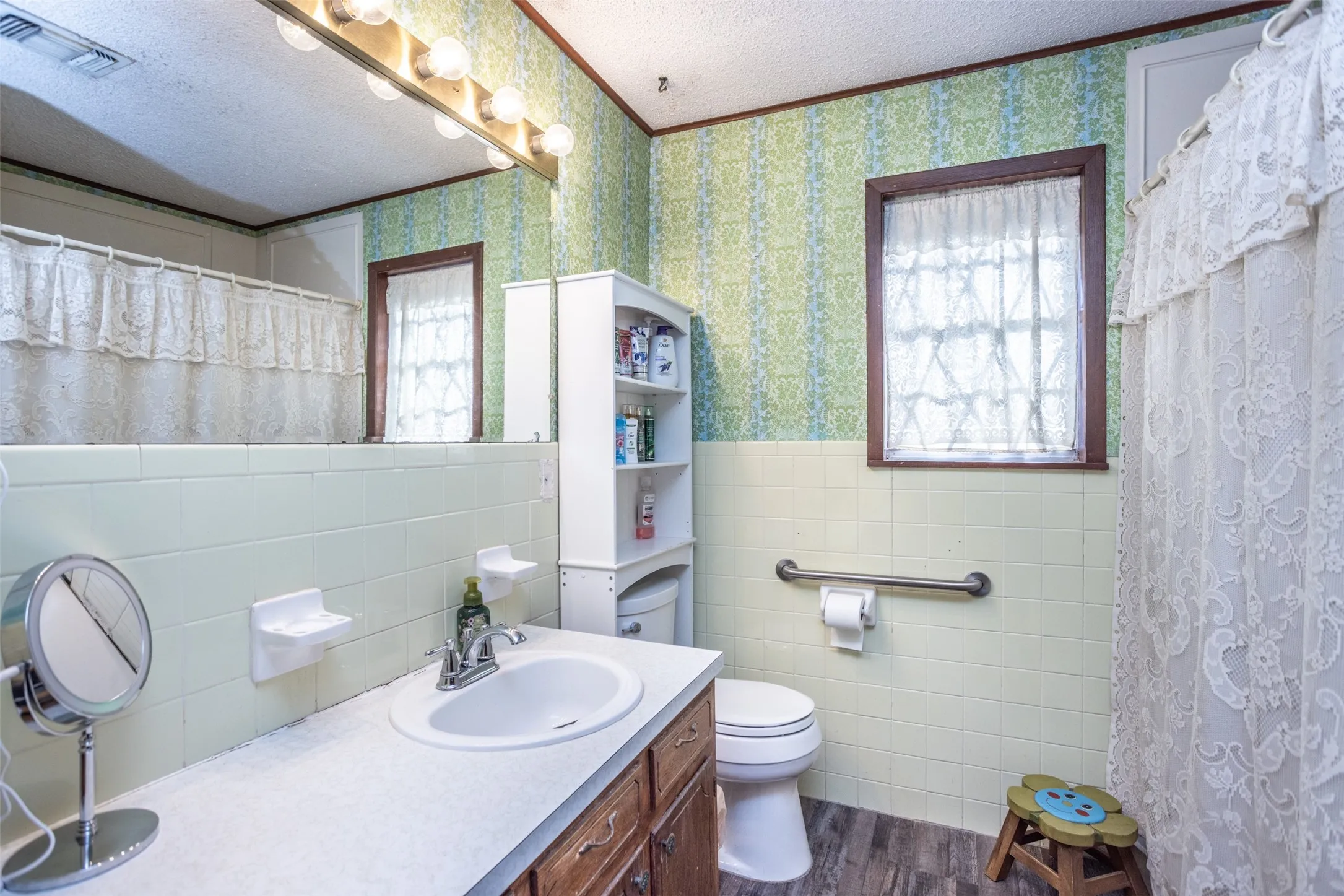 Single Family Residence For Sale in Grayson County , 300 Thompson Street, Pottsboro, Texas 75076, 6 Bedroom, 3 Bathroom, 2 Garage spaces, 2,850 Sqft, built in 1970, Price $352,500, mls#21130315, Real Estate Agent in Pottsboro, Homes For Sale in Grayson county, Homes For Sale in Pottsboro, Realtor in Pottsboro Texas, Real Estate Brokerage Independent Realty Texas, Luminita Cordes Realtor