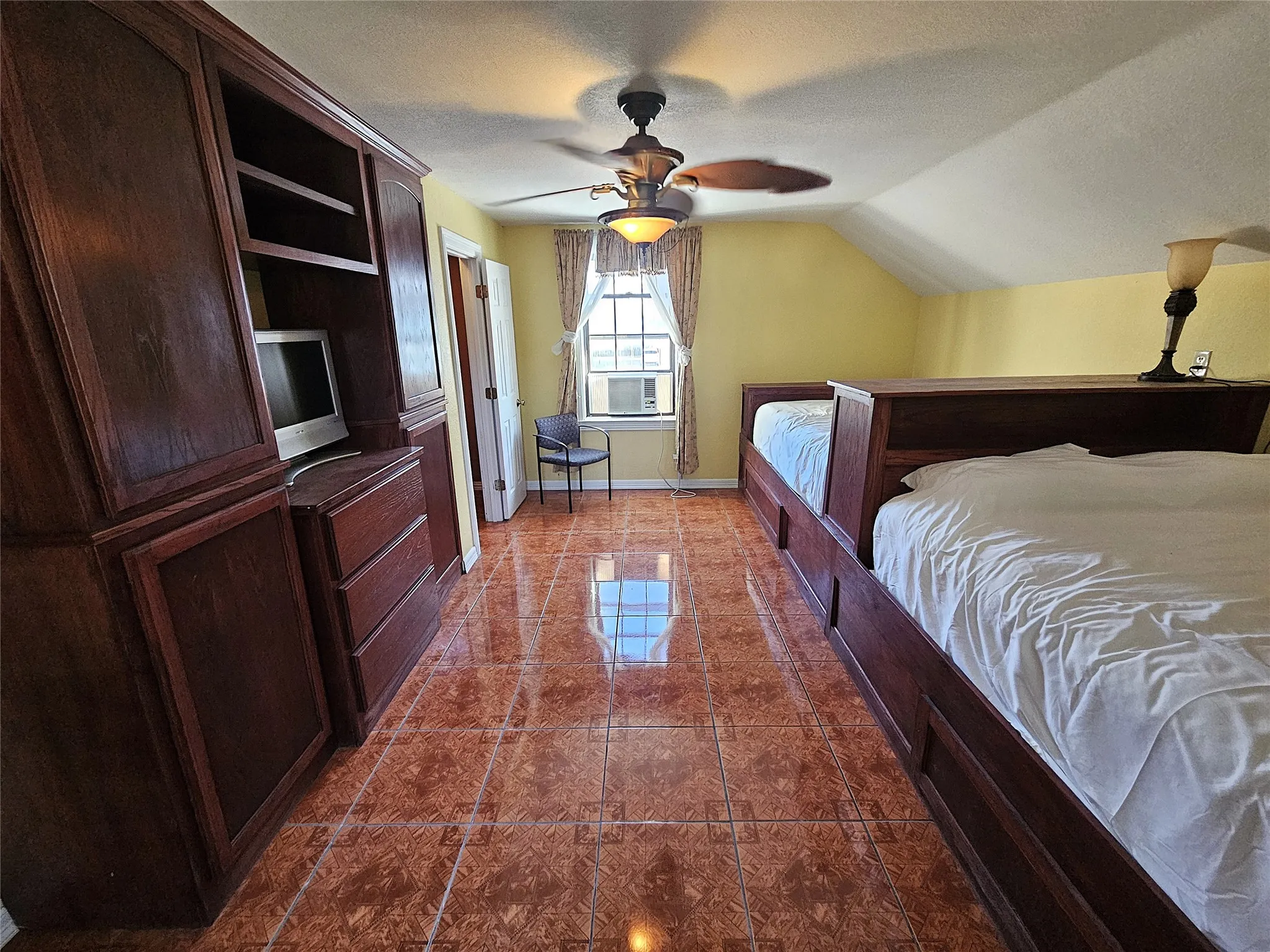 Single Family Residence For Sale in Limestone County , 511 E Farrar Street, Groesbeck, Texas 76642, 5 Bedrooms, 5 Bathrooms, Garage spaces, 4,037 Sqft, built in 1924, Price $375,000, mls#21130475, Real Estate Agent in Groesbeck, Homes For Sale in Limestone county, Homes For Sale in Groesbeck, Realtor in Groesbeck Texas, Real Estate Brokerage Independent Realty Texas, Luminita Cordes Realtor