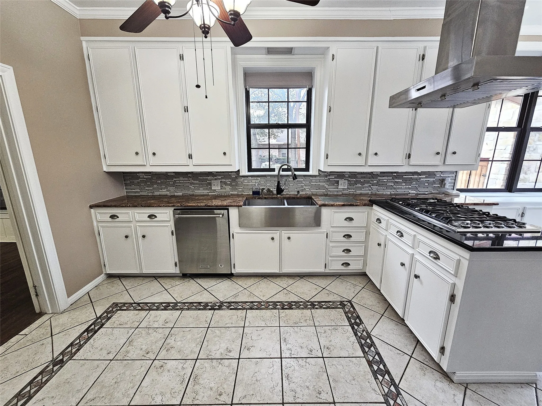 Single Family Residence For Sale in Limestone County , 511 E Farrar Street, Groesbeck, Texas 76642, 5 Bedrooms, 5 Bathrooms, Garage spaces, 4,037 Sqft, built in 1924, Price $375,000, mls#21130475, Real Estate Agent in Groesbeck, Homes For Sale in Limestone county, Homes For Sale in Groesbeck, Realtor in Groesbeck Texas, Real Estate Brokerage Independent Realty Texas, Luminita Cordes Realtor