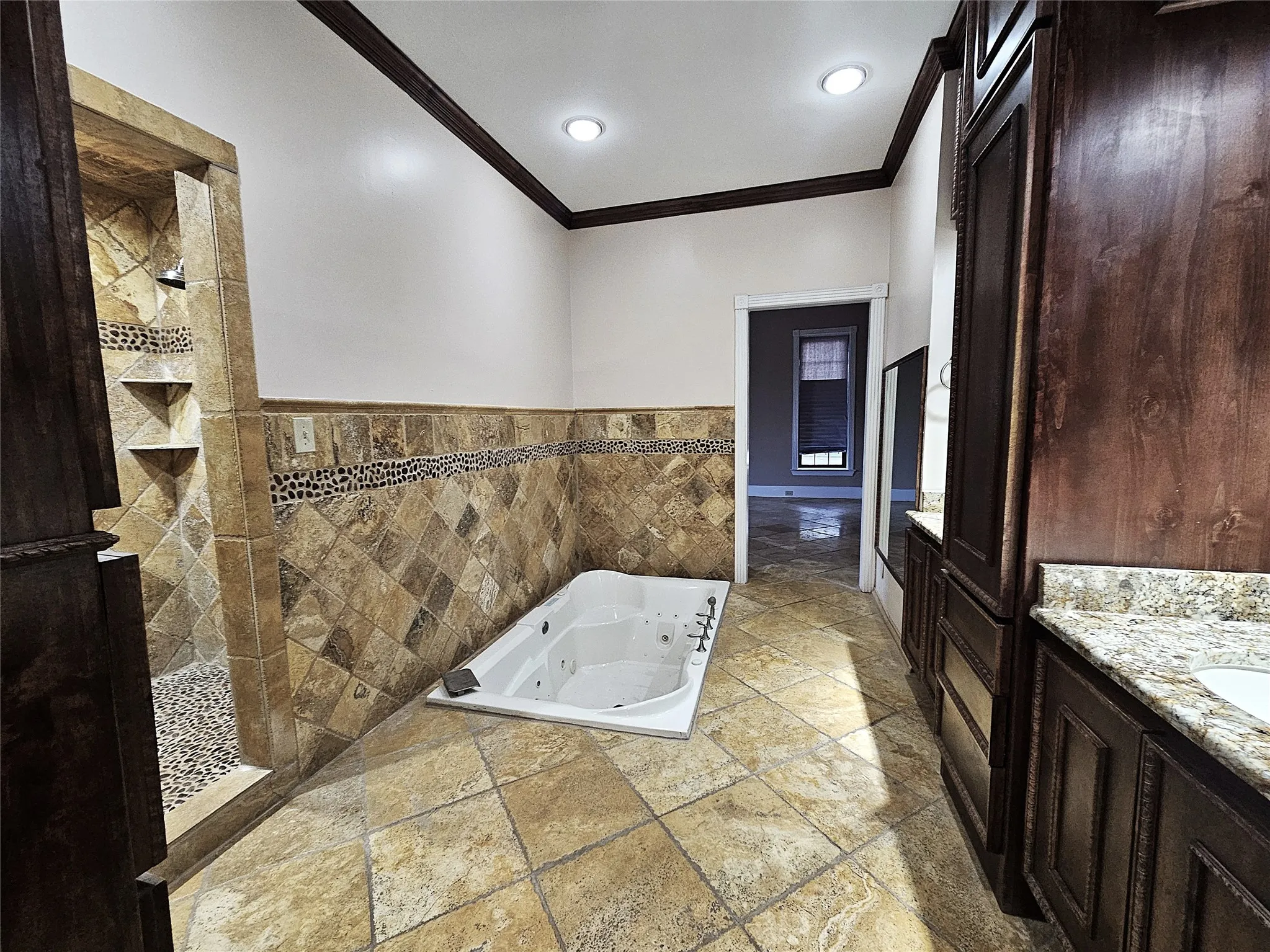 Single Family Residence For Sale in Limestone County , 511 E Farrar Street, Groesbeck, Texas 76642, 5 Bedrooms, 5 Bathrooms, Garage spaces, 4,037 Sqft, built in 1924, Price $375,000, mls#21130475, Real Estate Agent in Groesbeck, Homes For Sale in Limestone county, Homes For Sale in Groesbeck, Realtor in Groesbeck Texas, Real Estate Brokerage Independent Realty Texas, Luminita Cordes Realtor