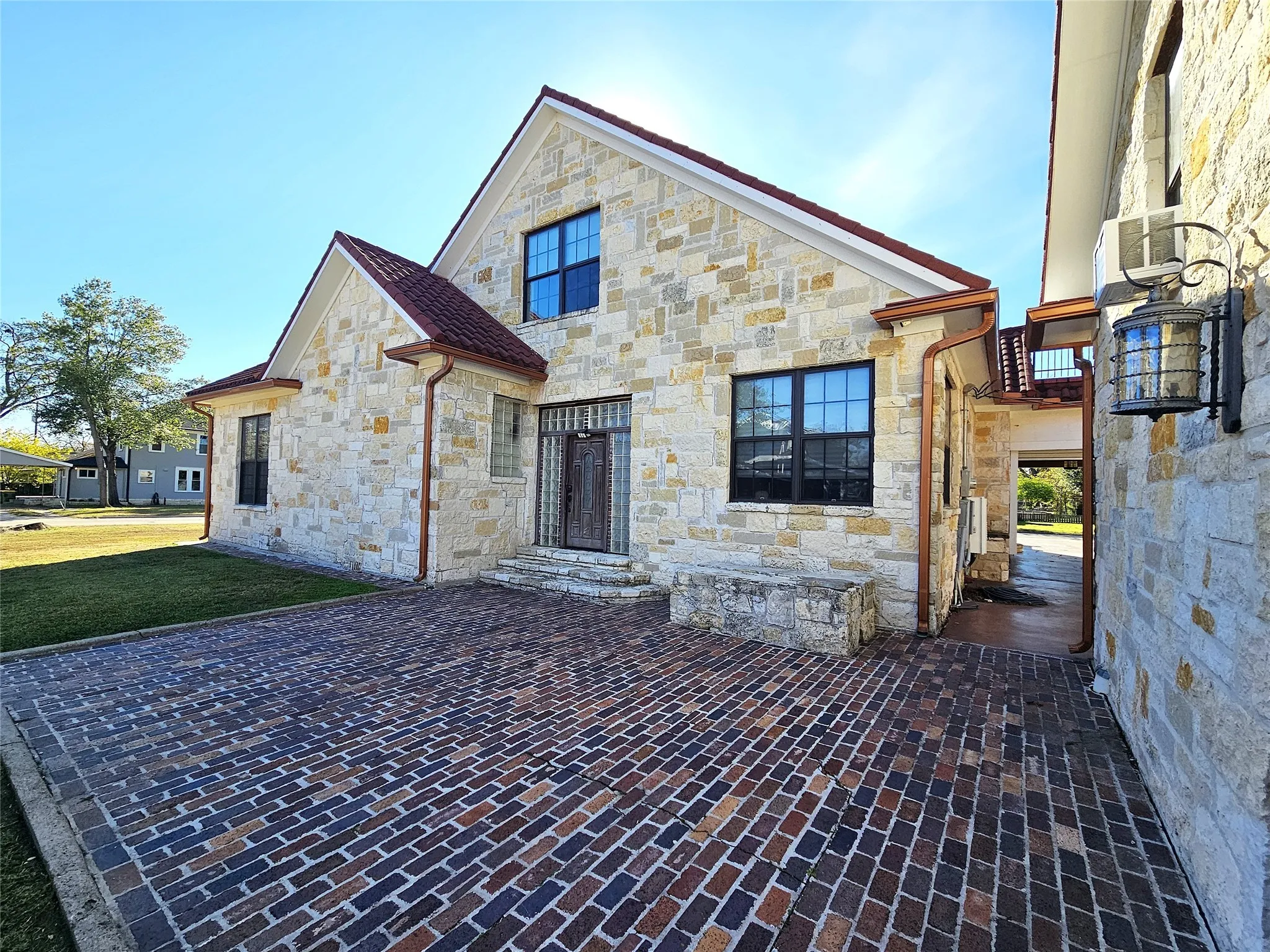 Single Family Residence For Sale in Limestone County , 511 E Farrar Street, Groesbeck, Texas 76642, 5 Bedrooms, 5 Bathrooms, Garage spaces, 4,037 Sqft, built in 1924, Price $375,000, mls#21130475, Real Estate Agent in Groesbeck, Homes For Sale in Limestone county, Homes For Sale in Groesbeck, Realtor in Groesbeck Texas, Real Estate Brokerage Independent Realty Texas, Luminita Cordes Realtor