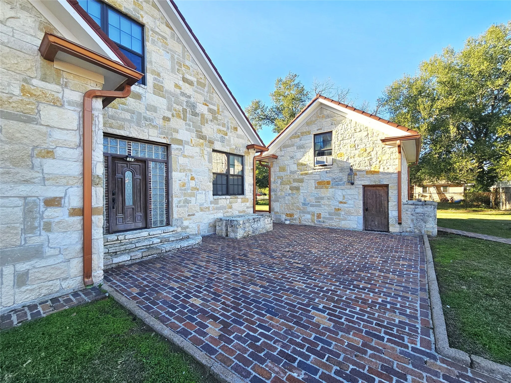 Single Family Residence For Sale in Limestone County , 511 E Farrar Street, Groesbeck, Texas 76642, 5 Bedrooms, 5 Bathrooms, Garage spaces, 4,037 Sqft, built in 1924, Price $375,000, mls#21130475, Real Estate Agent in Groesbeck, Homes For Sale in Limestone county, Homes For Sale in Groesbeck, Realtor in Groesbeck Texas, Real Estate Brokerage Independent Realty Texas, Luminita Cordes Realtor