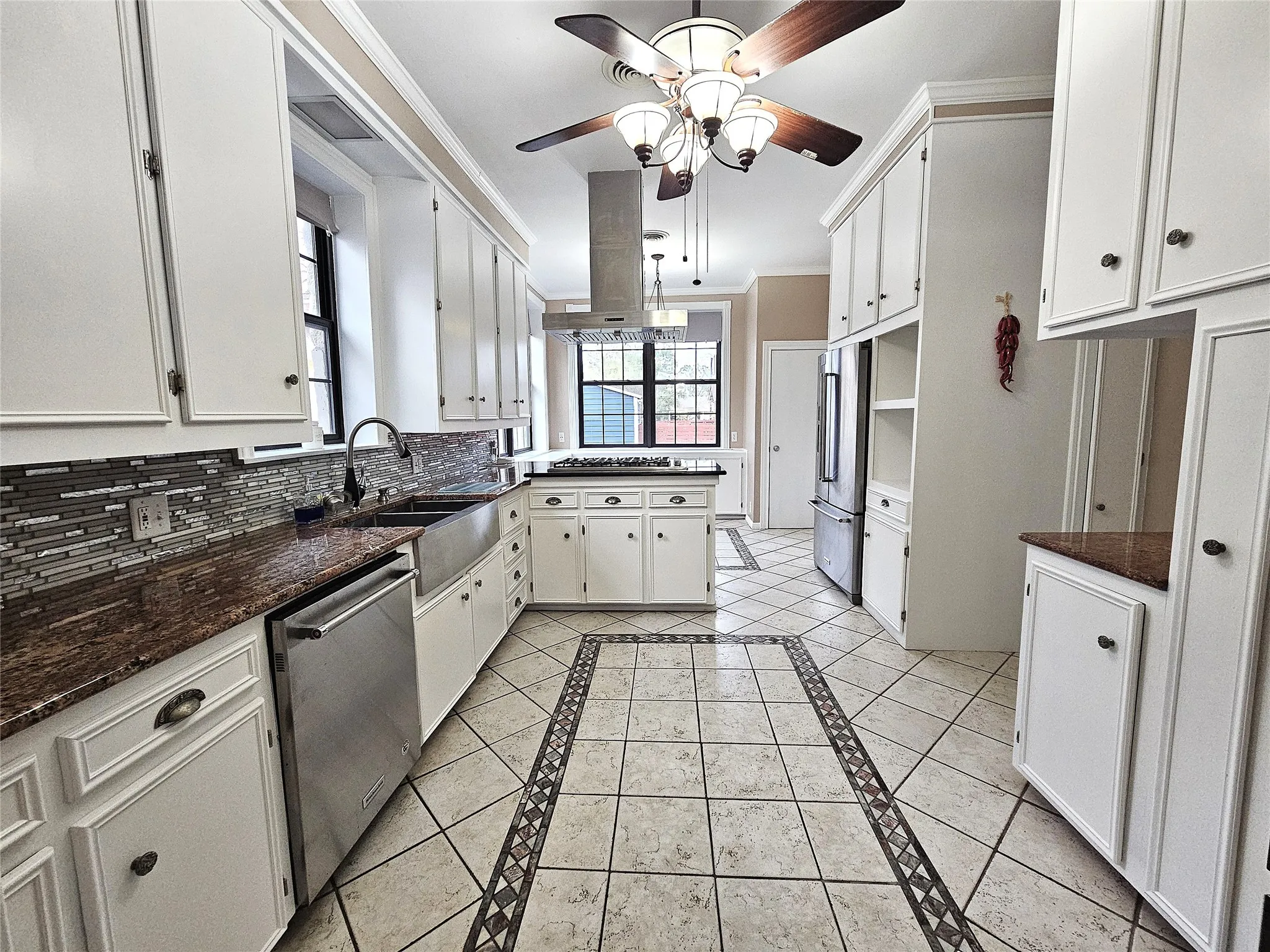 Single Family Residence For Sale in Limestone County , 511 E Farrar Street, Groesbeck, Texas 76642, 5 Bedrooms, 5 Bathrooms, Garage spaces, 4,037 Sqft, built in 1924, Price $375,000, mls#21130475, Real Estate Agent in Groesbeck, Homes For Sale in Limestone county, Homes For Sale in Groesbeck, Realtor in Groesbeck Texas, Real Estate Brokerage Independent Realty Texas, Luminita Cordes Realtor