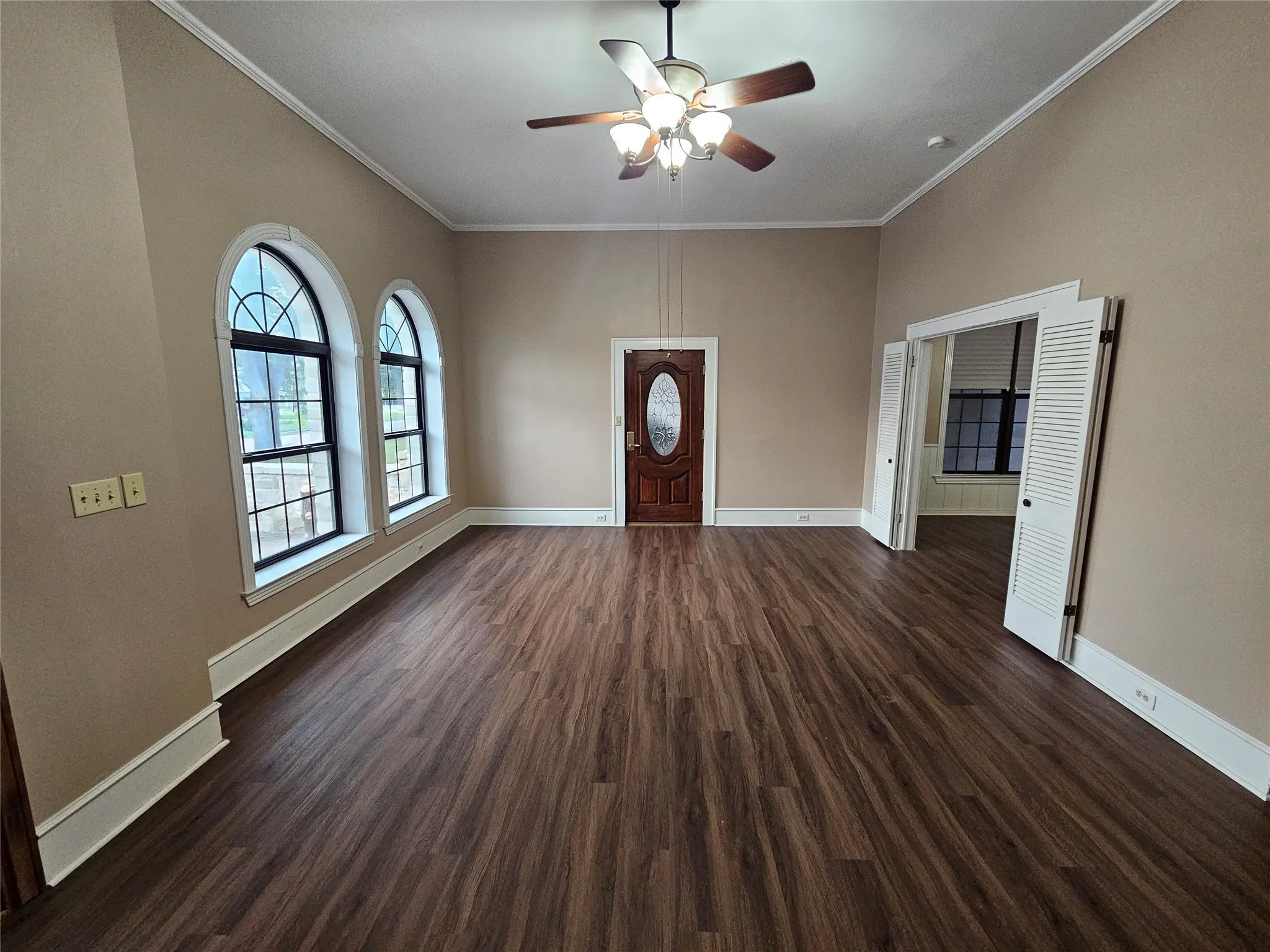 Single Family Residence For Sale in Limestone County , 511 E Farrar Street, Groesbeck, Texas 76642, 5 Bedrooms, 5 Bathrooms, Garage spaces, 4,037 Sqft, built in 1924, Price $375,000, mls#21130475, Real Estate Agent in Groesbeck, Homes For Sale in Limestone county, Homes For Sale in Groesbeck, Realtor in Groesbeck Texas, Real Estate Brokerage Independent Realty Texas, Luminita Cordes Realtor