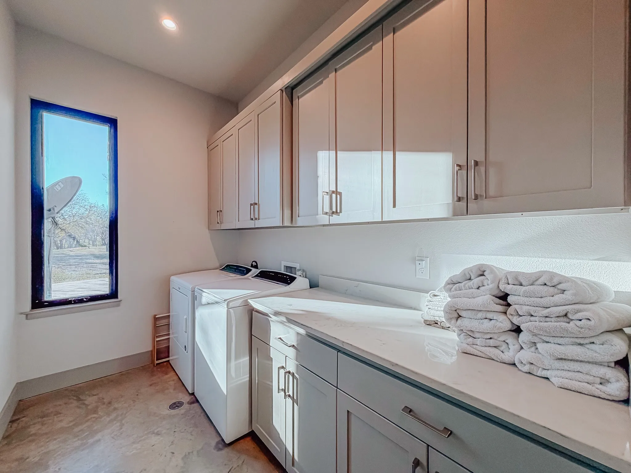 Single Family Residence For Sale in Navarro County , 3244 Francisco Bay Drive, Kerens, Texas 75144, 4 Bedroom, 5 Bathroom, 3 Garage spaces, 3,800 Sqft, built in 2017, mls#21126667, Real Estate Agent in Kerens, Homes For Sale in Navarro county, Homes For Sale in Kerens, Realtor in Kerens Texas, Real Estate Brokerage Independent Realty Texas, Luminita Cordes Realtor