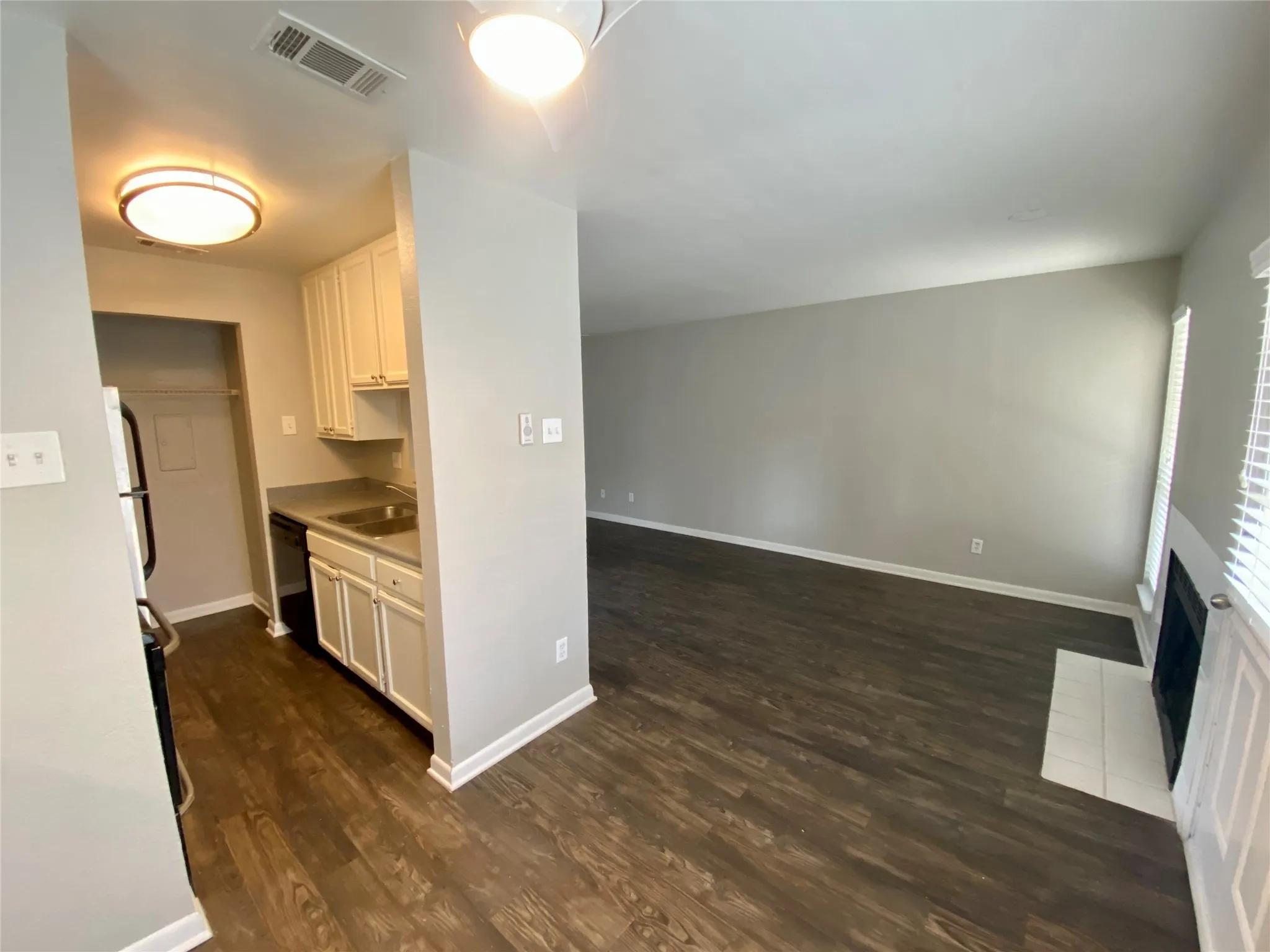 Condominium For Rent in Dallas County , 4502 Gaston Avenue 322, Dallas, Texas 75246, 1 Bedroom, 1 Bathroom, Garage spaces, 567 Sqft, built in 1984, Preowned, mls#21130743, Real Estate Agent in Dallas, Homes For Rent in Dallas county, Homes For Rent in Dallas, Realtor in Dallas Texas, Real Estate Brokerage Independent Realty Texas, Luminita Cordes Realtor