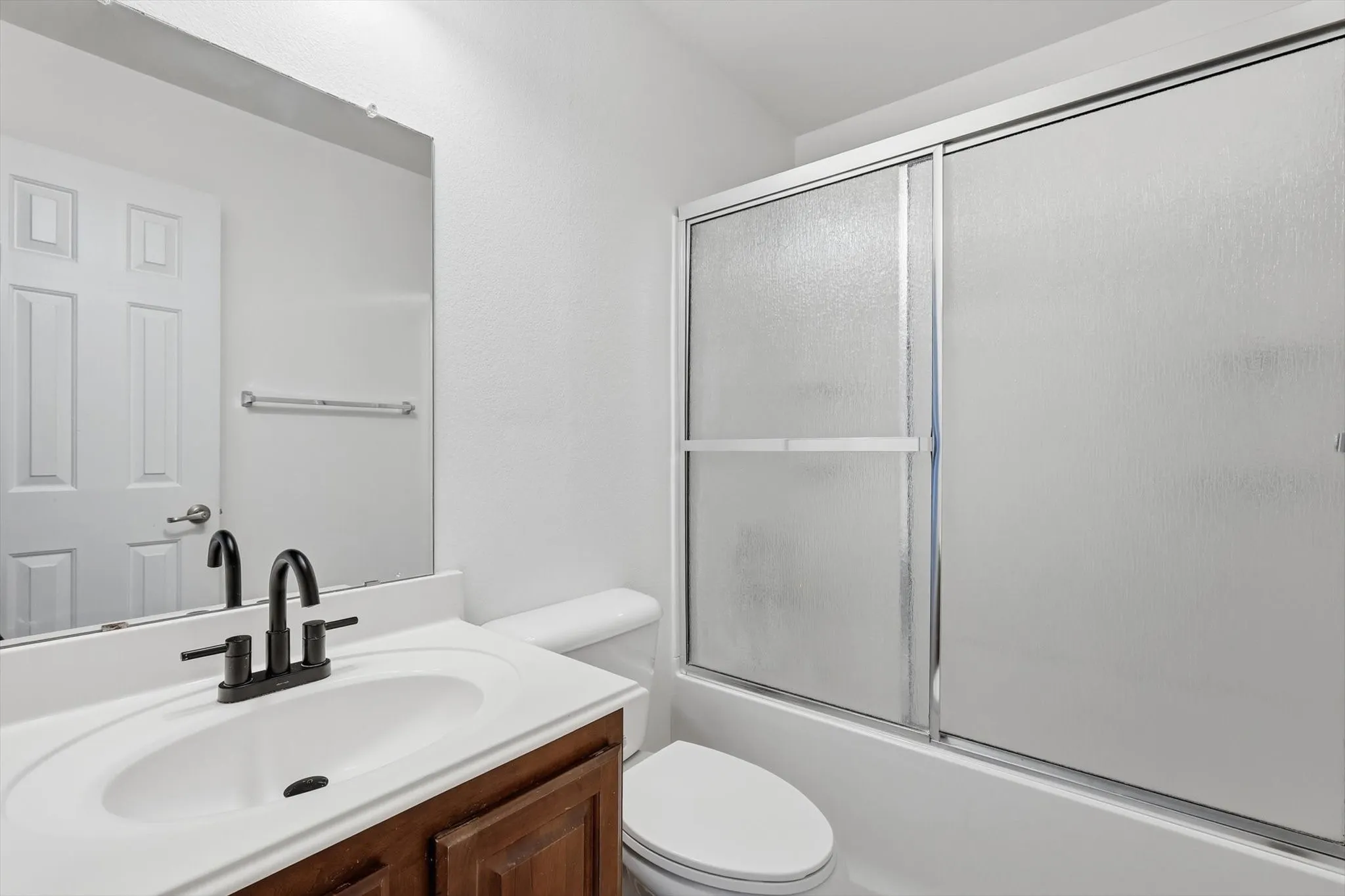 Townhouse For Sale in Dallas County , 2917 Saint Andrews Drive, Lewisville, Texas 75067, 3 Bedroom, 3 Bathroom, 2 Garage spaces, 1,860 Sqft, built in 2004, Preowned, mls#21130643, Real Estate Agent in Lewisville, Homes For Sale in Dallas county, Homes For Sale in Lewisville, Realtor in Lewisville Texas, Real Estate Brokerage Independent Realty Texas, Luminita Cordes Realtor